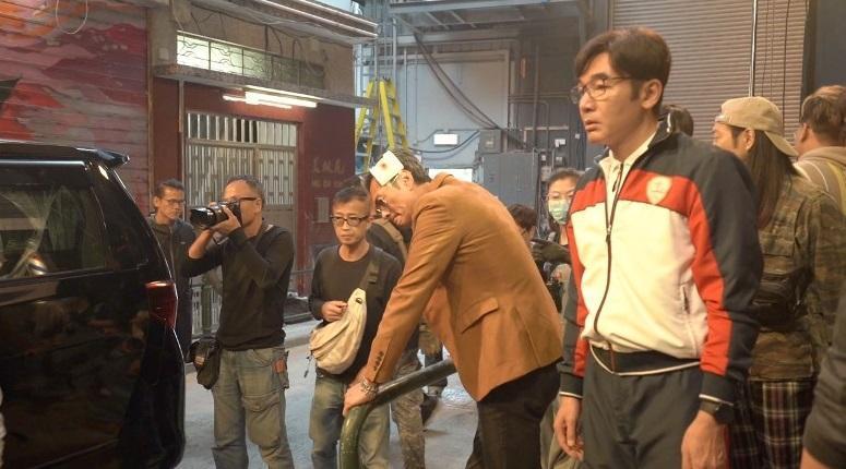 發哥發生意外時的對手黃德斌（土黃色大衣者）緊張到不知道該如何是好。（翻攝自東網on.cc）