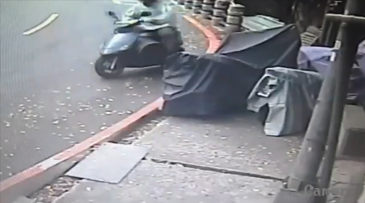 黎姓犯嫌將金爐放在機車踏墊處，被監視器清楚錄下。（警方提供）