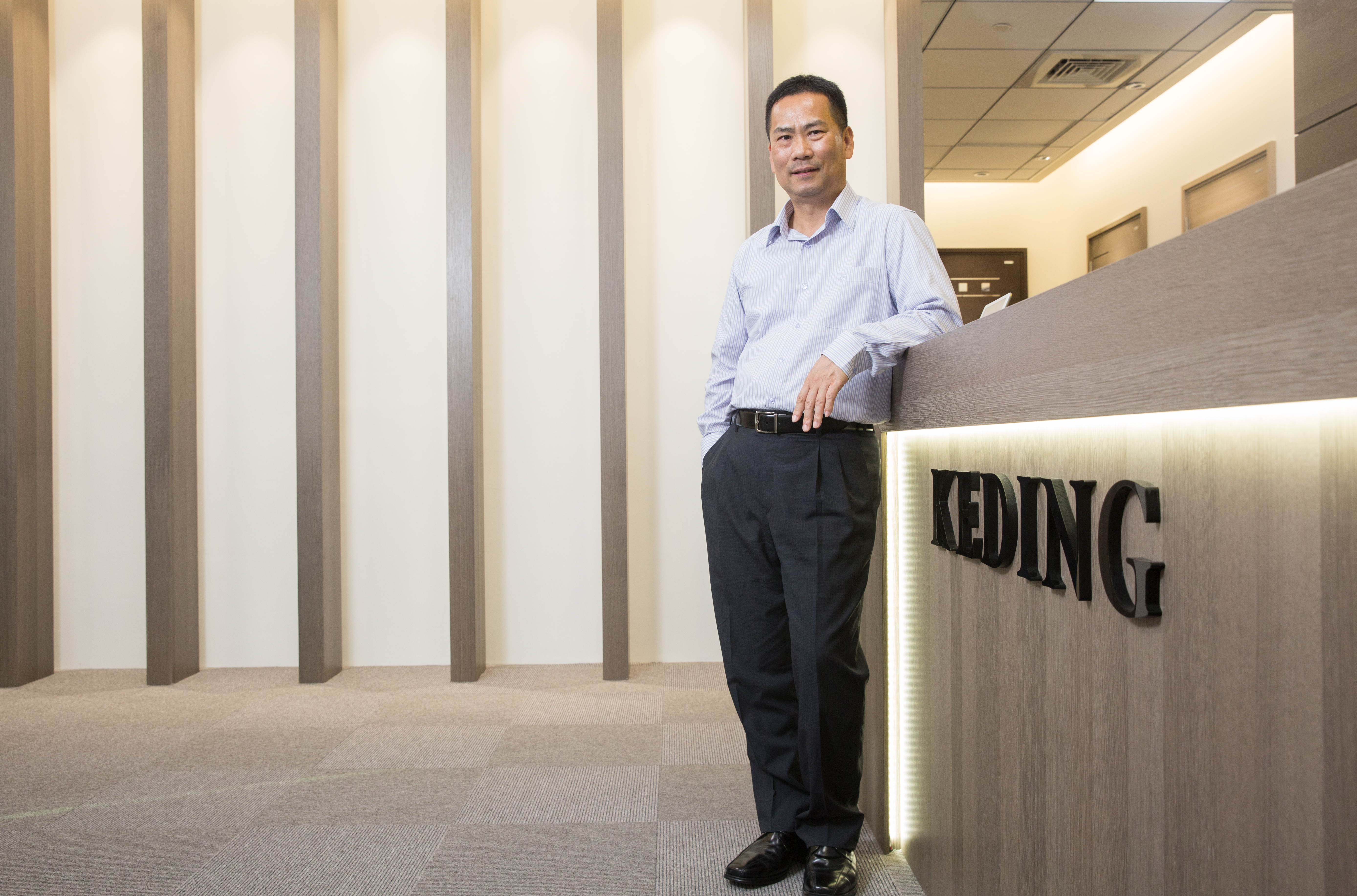 17年前，曹憲章因自家裝修需求，創立科定年營收25.4億元。