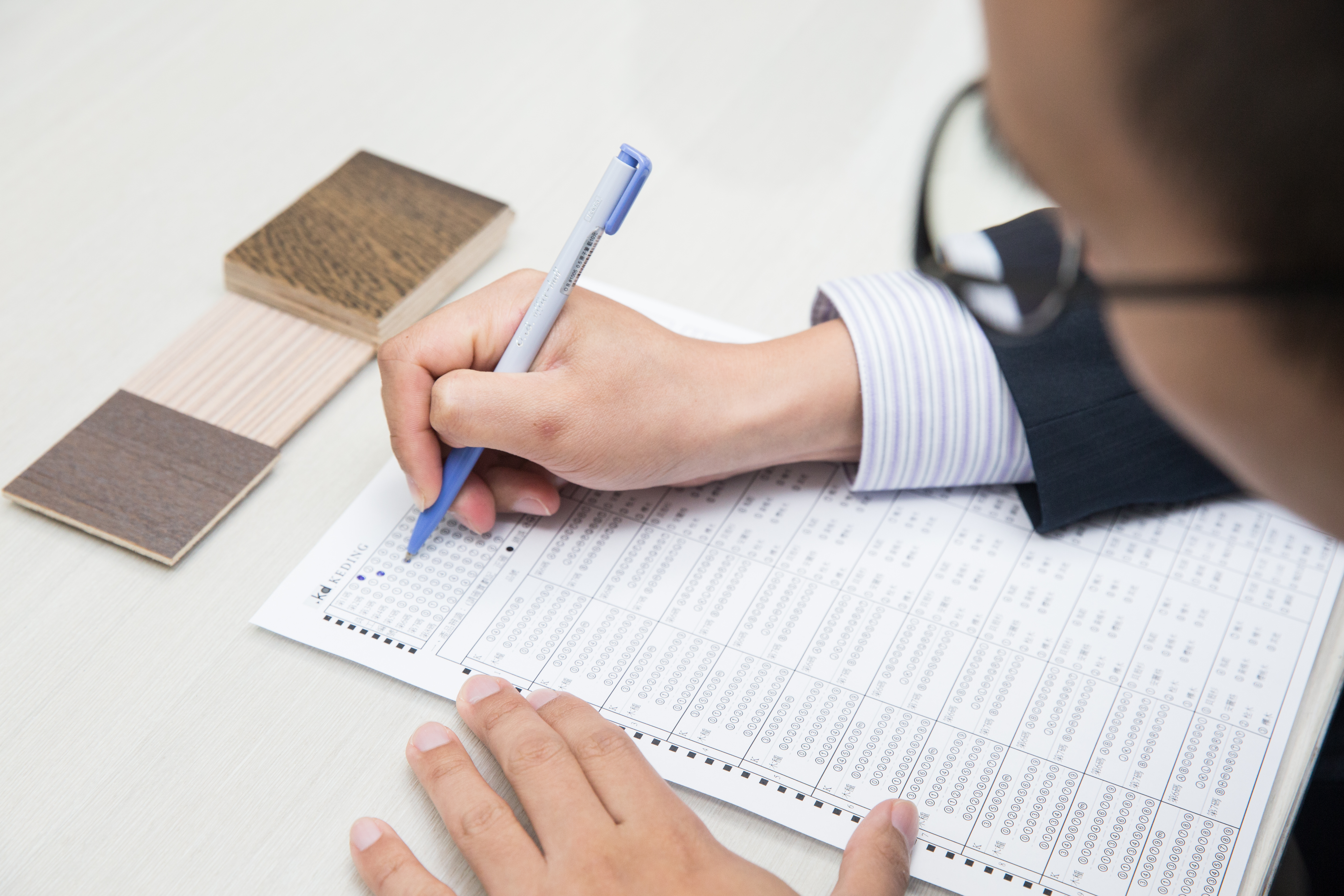 曹憲章規定，員工一年得考兩次試維持專業。