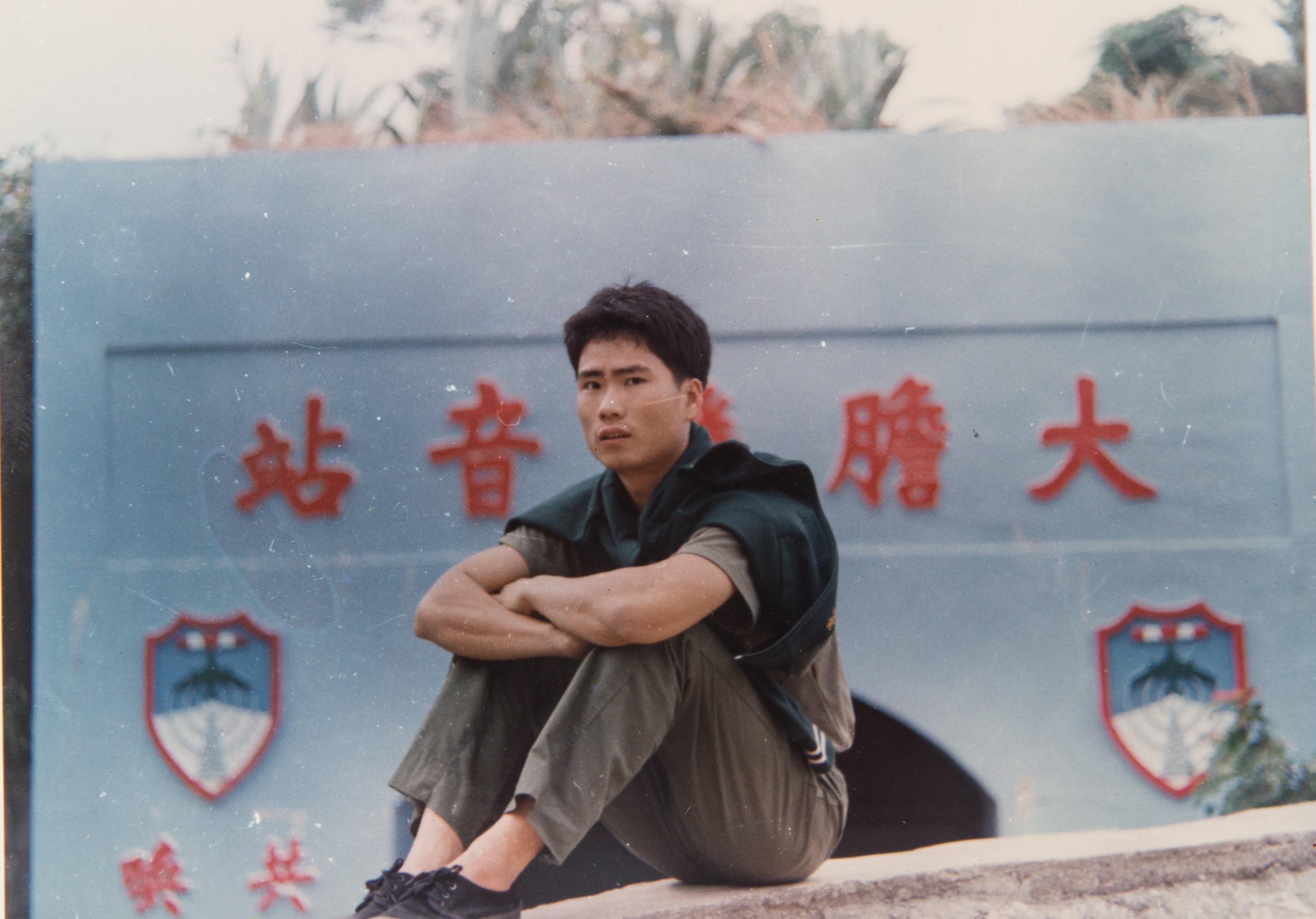 曹憲章赴金門當兵前，即在大哥開設的裝潢公司上班。（曹憲章提供）