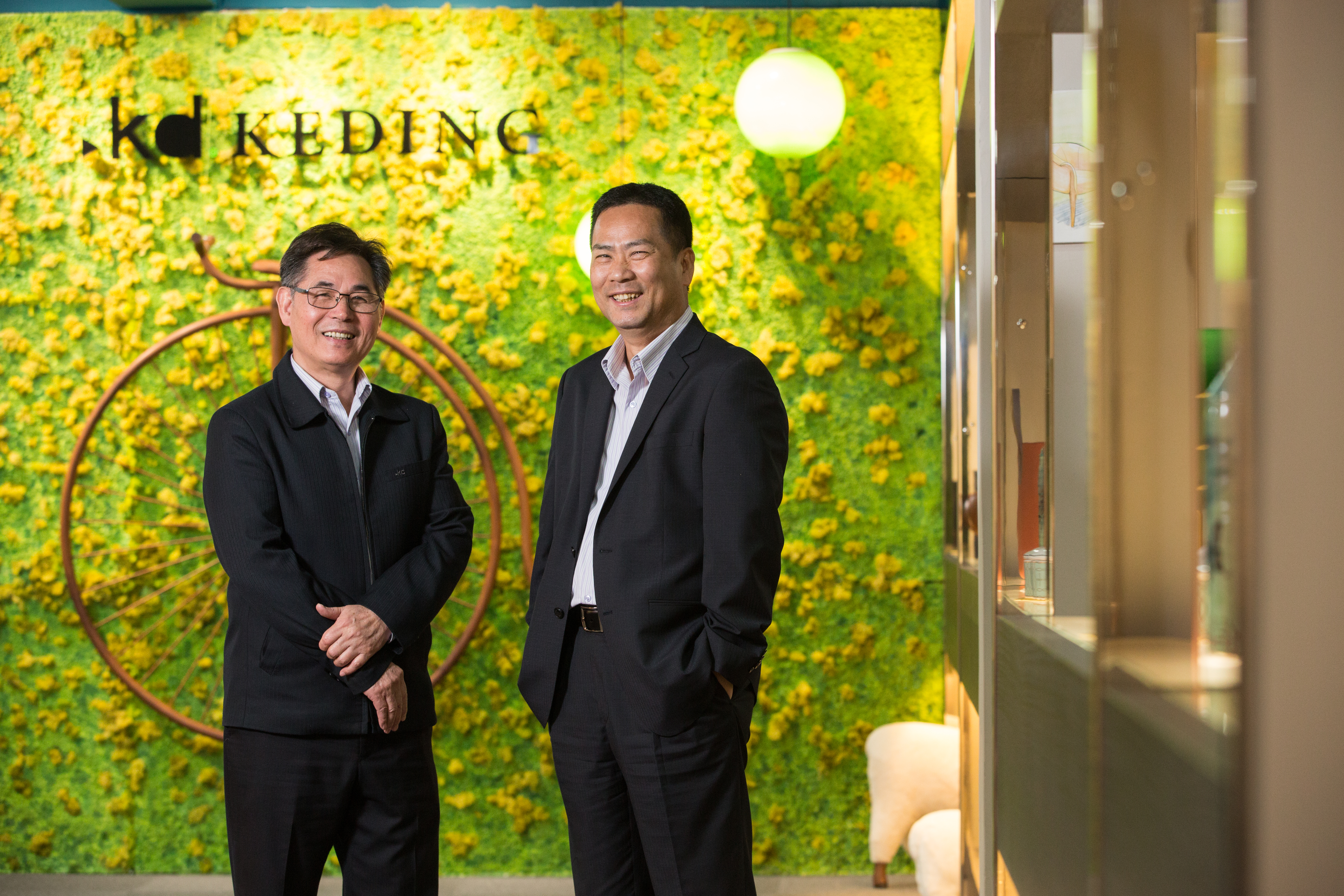 2002年，曹憲章（右）找來長期合作的油漆工班黃天化（左）一同創業。