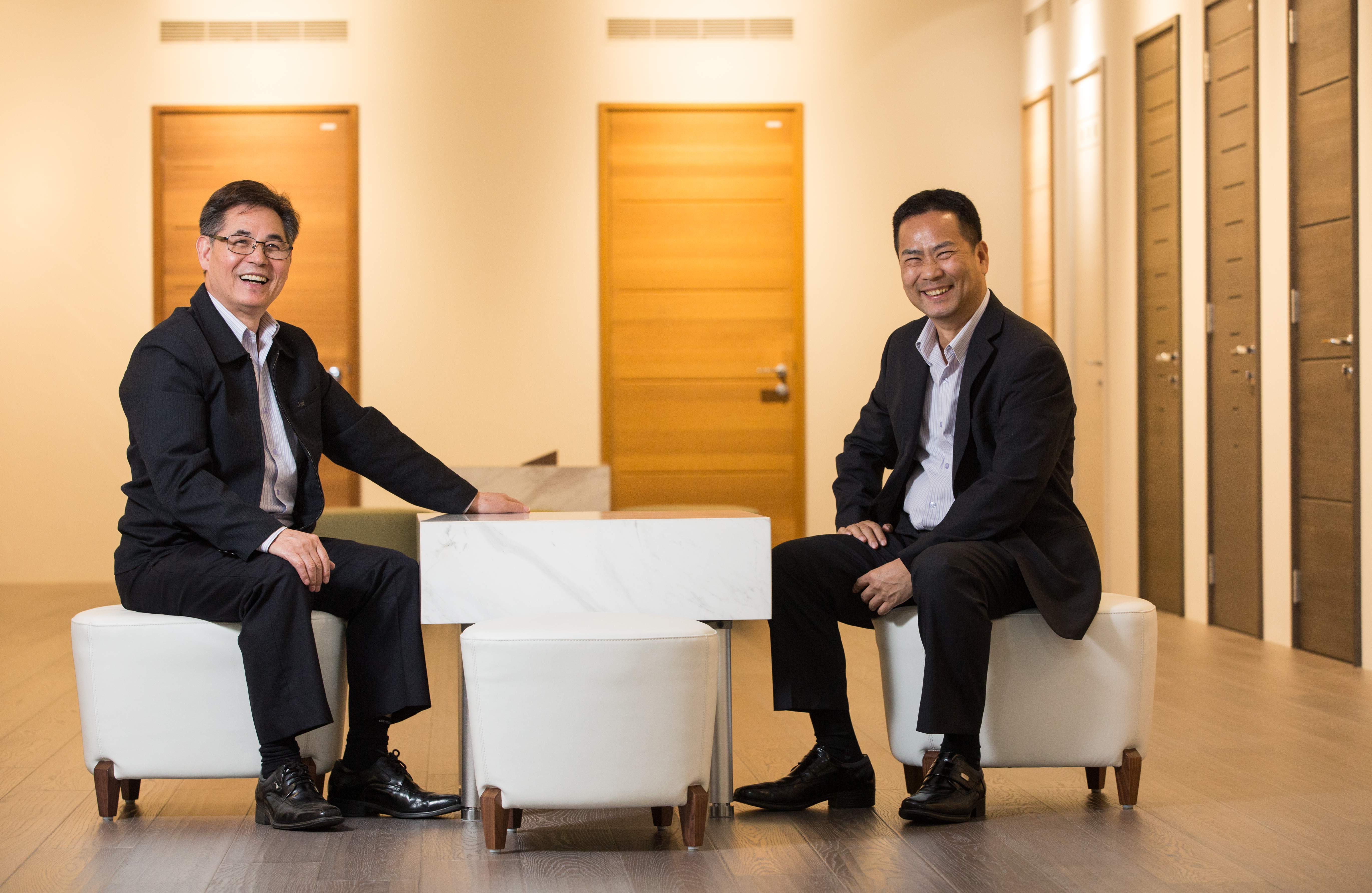 在黃天化（左）的構思設計下，曹憲章（右）認為，5年、10年後科定實木家具的營收可期。