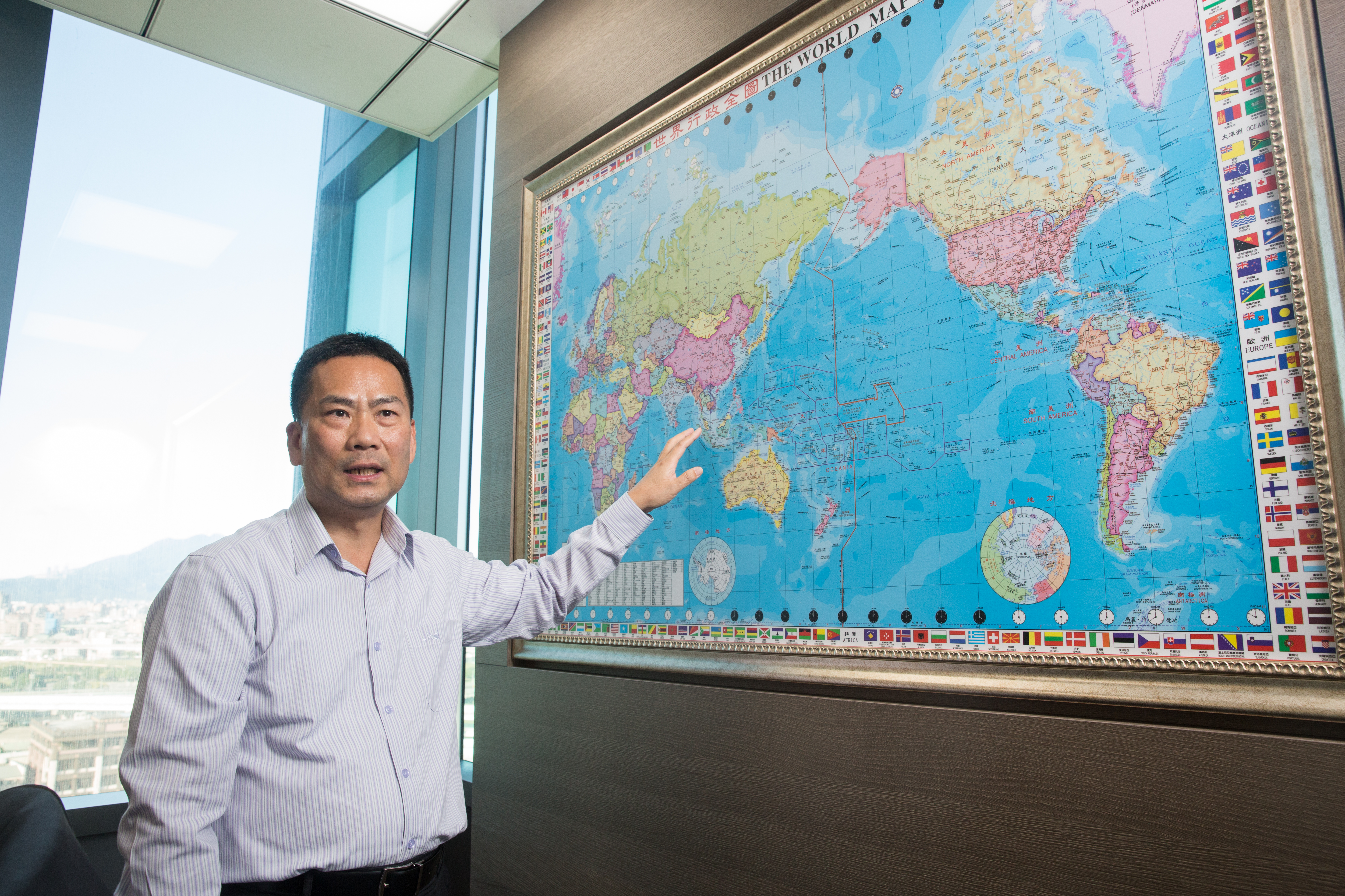 指著辦公室內的世界地圖，曹憲章說科定已準備在亞洲地區攻城掠地。