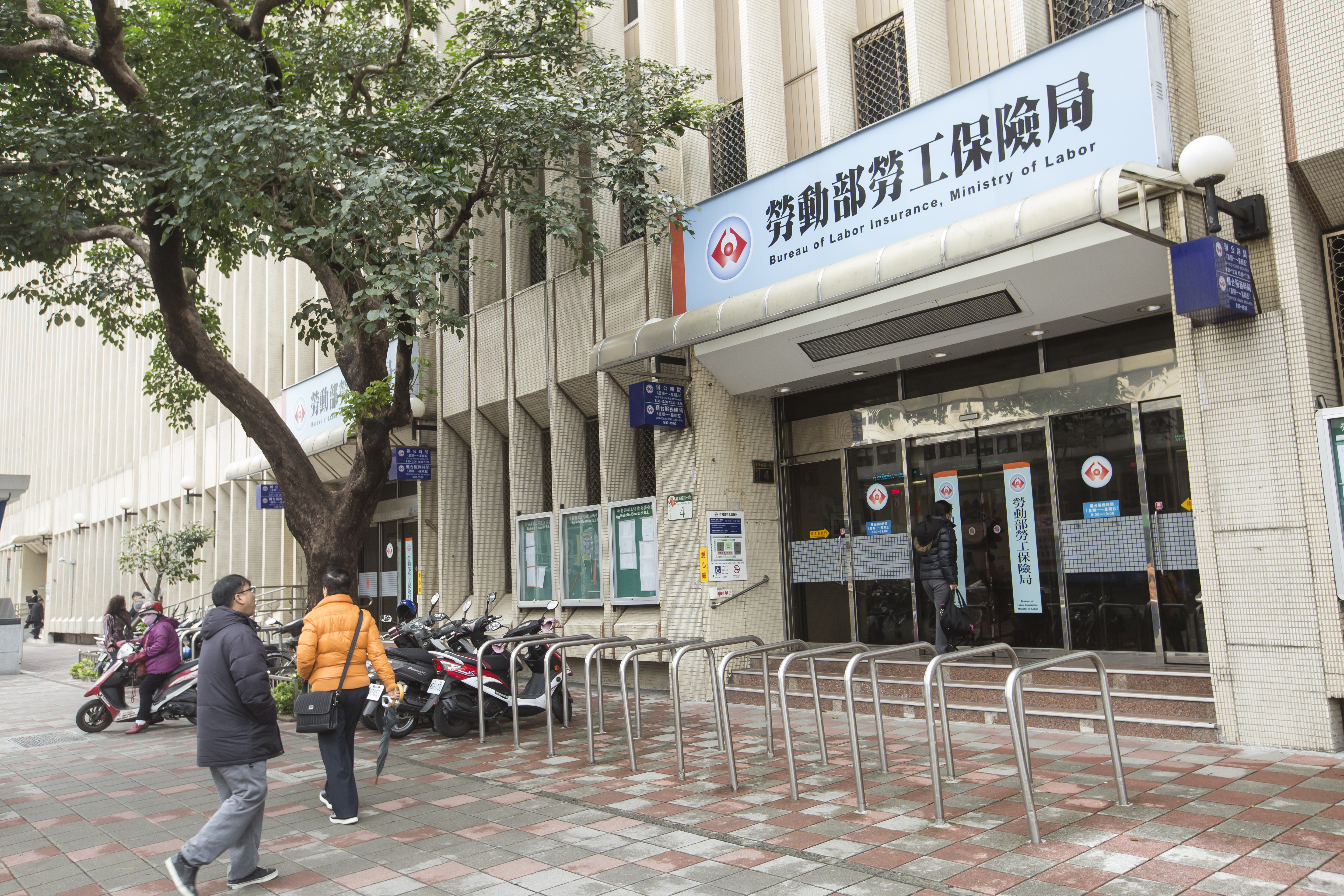 無良雇主將員工的勞保薪資低報，嚴重影響勞工權益。