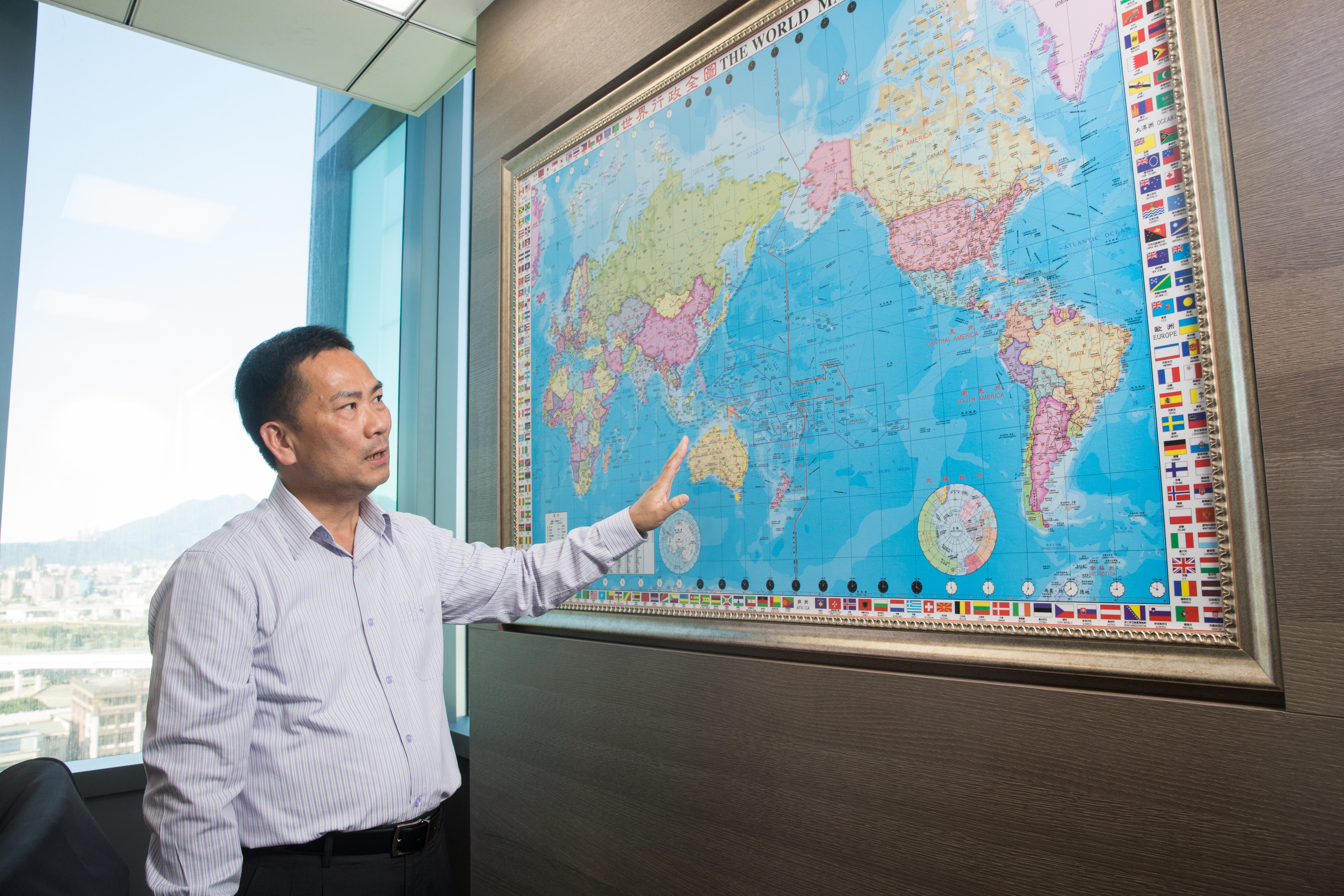 指著辦公室內巨幅的世界地圖，曹憲章認為，全世界都是科定可以開發的處女地。