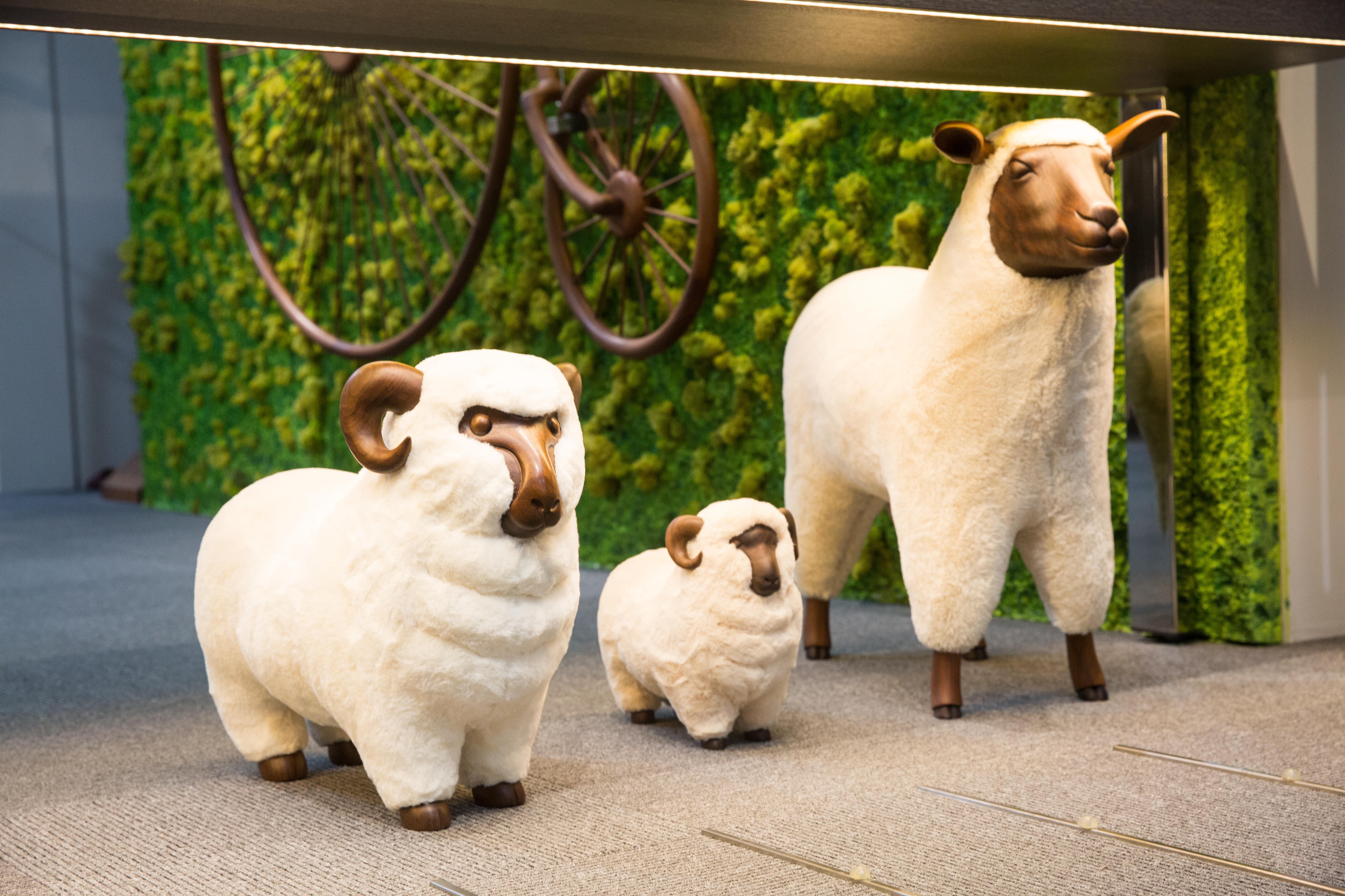 科定利用生產木皮板的剩餘下腳料製作家飾品，羊咩咩家族由左至又分別為美麗諾（大）、美麗諾（小）及薩福克，每隻售價在8千至3.9萬元之間。