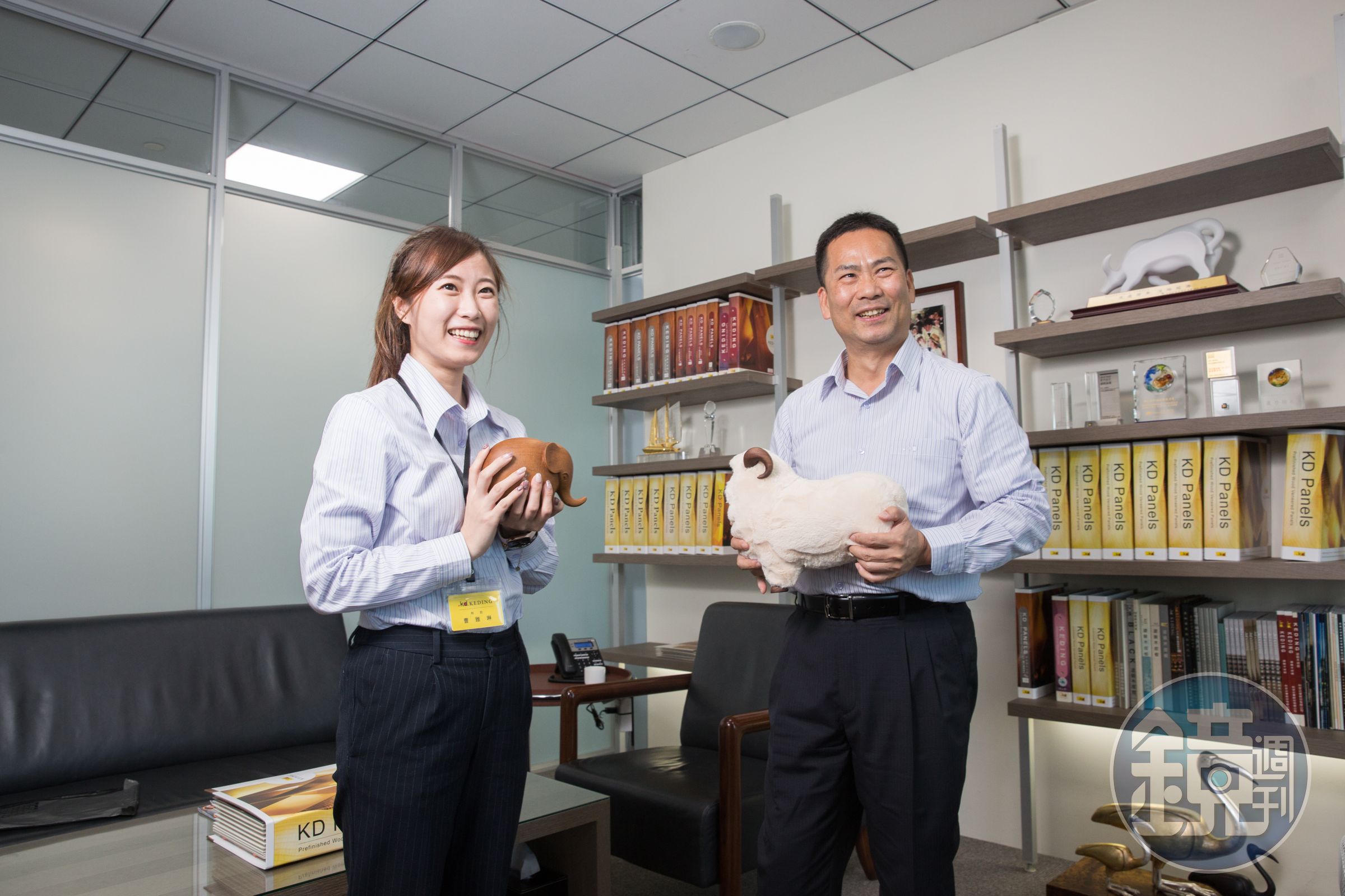 曹憲章（右）與去年進入科定擔任特助的女兒曹雅琳（左），手上分別拿著大象及綿羊的家飾品。