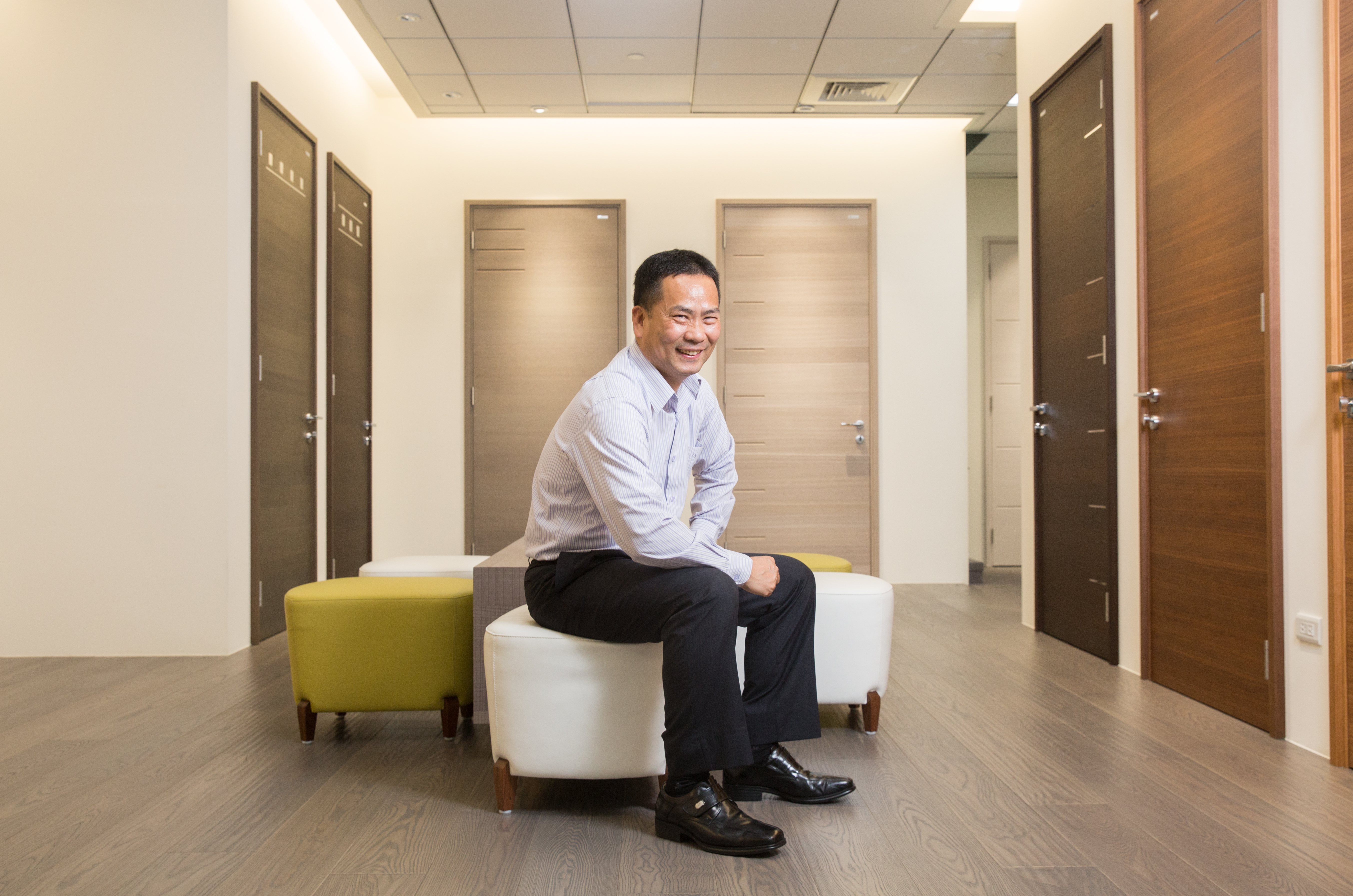 曹憲章一手創立台灣最大的塗裝木皮板廠，並於去年11月掛牌上市。