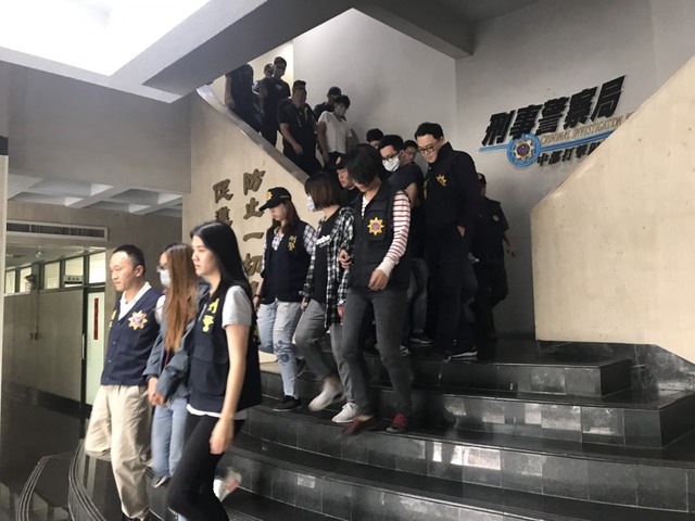 刑事局「中打中心」逮捕詐騙機房嫌犯。（刑事局提供）