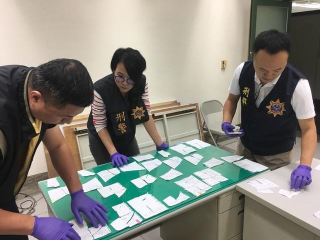 台警把一張張被撕毀的書面資料重新拼湊回來。（刑事局提供）