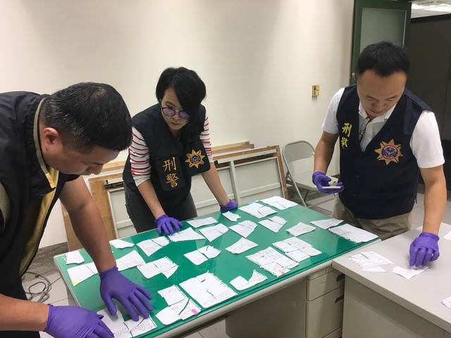 台警把一張張被撕毀的書面資料重新拼湊回來。（刑事局提供）