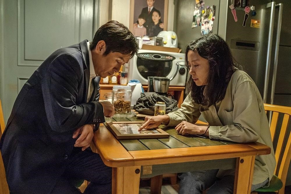 《沒有你的生日》是韓國大滿貫影帝后薛耿求（左）、全道嬿相隔17年後再度攜手合作的新作。（車庫娛樂提供）