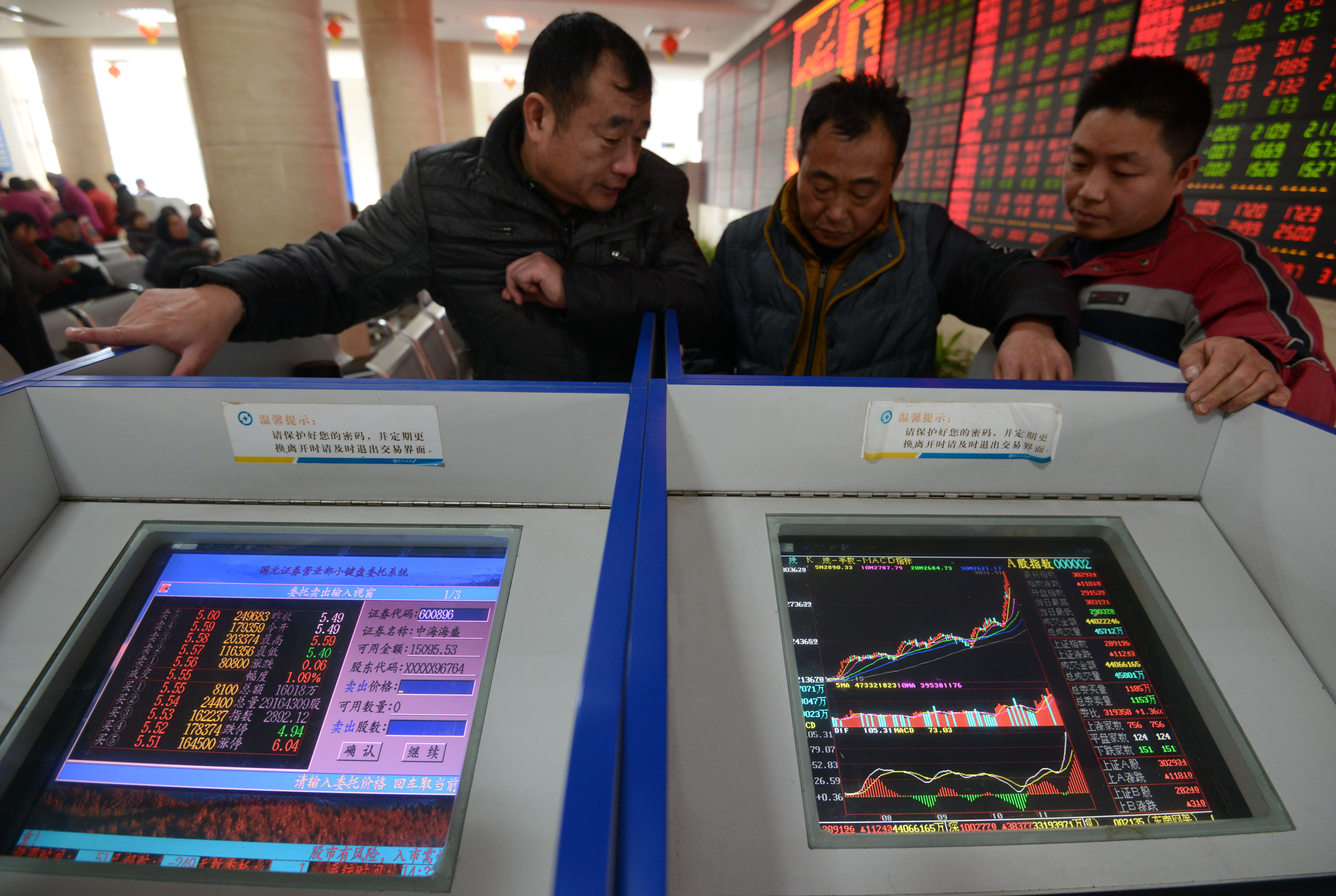 A股在資金湧入下，短短2個月大漲逾20％，躍居今年來表現最亮眼的股市。（東方IC）