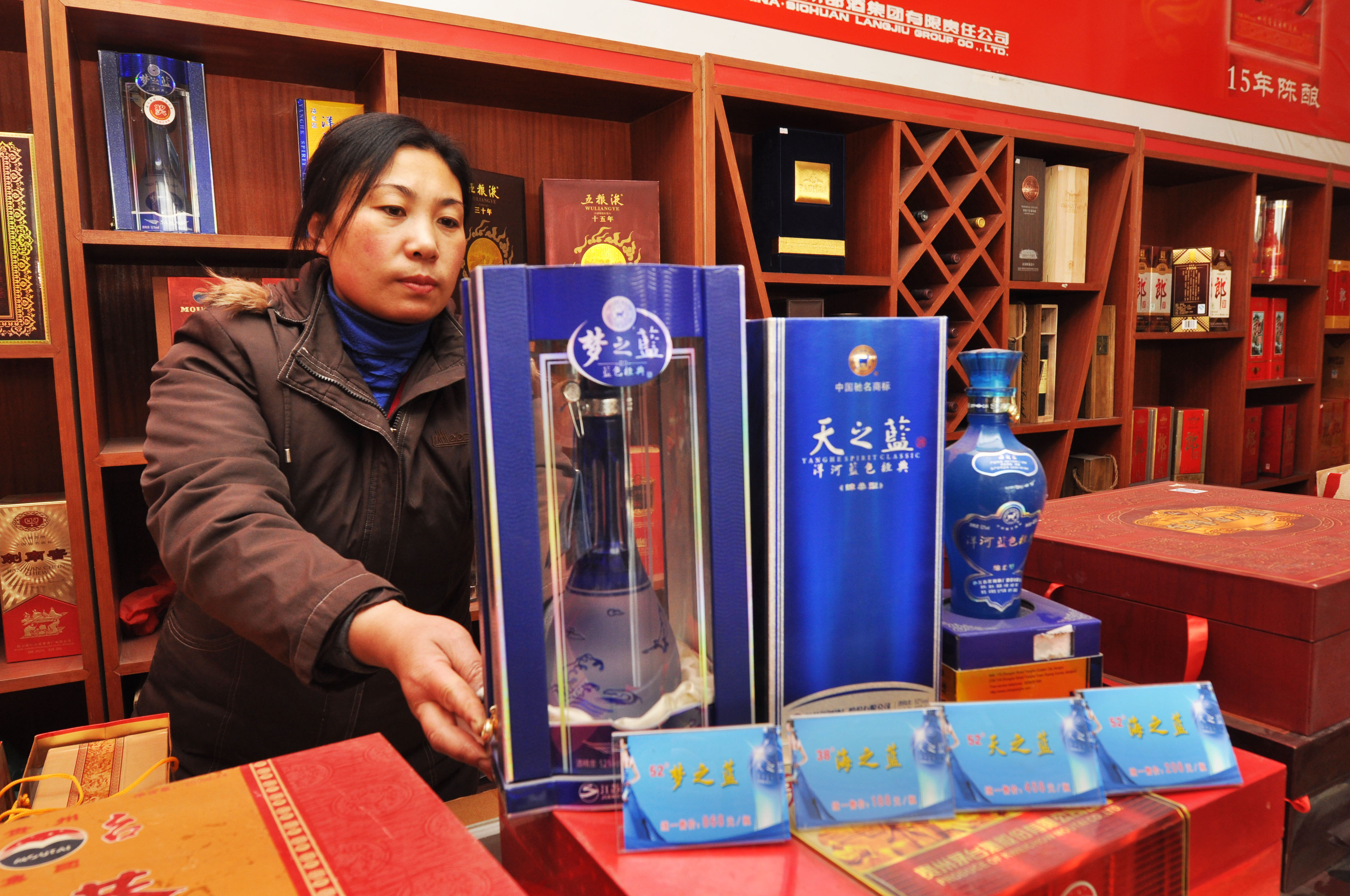 過去1年股價大幅修正的中國民生消費股如白酒，這波成了反彈急先鋒，今年來股價大漲逾2成。（東方IC）