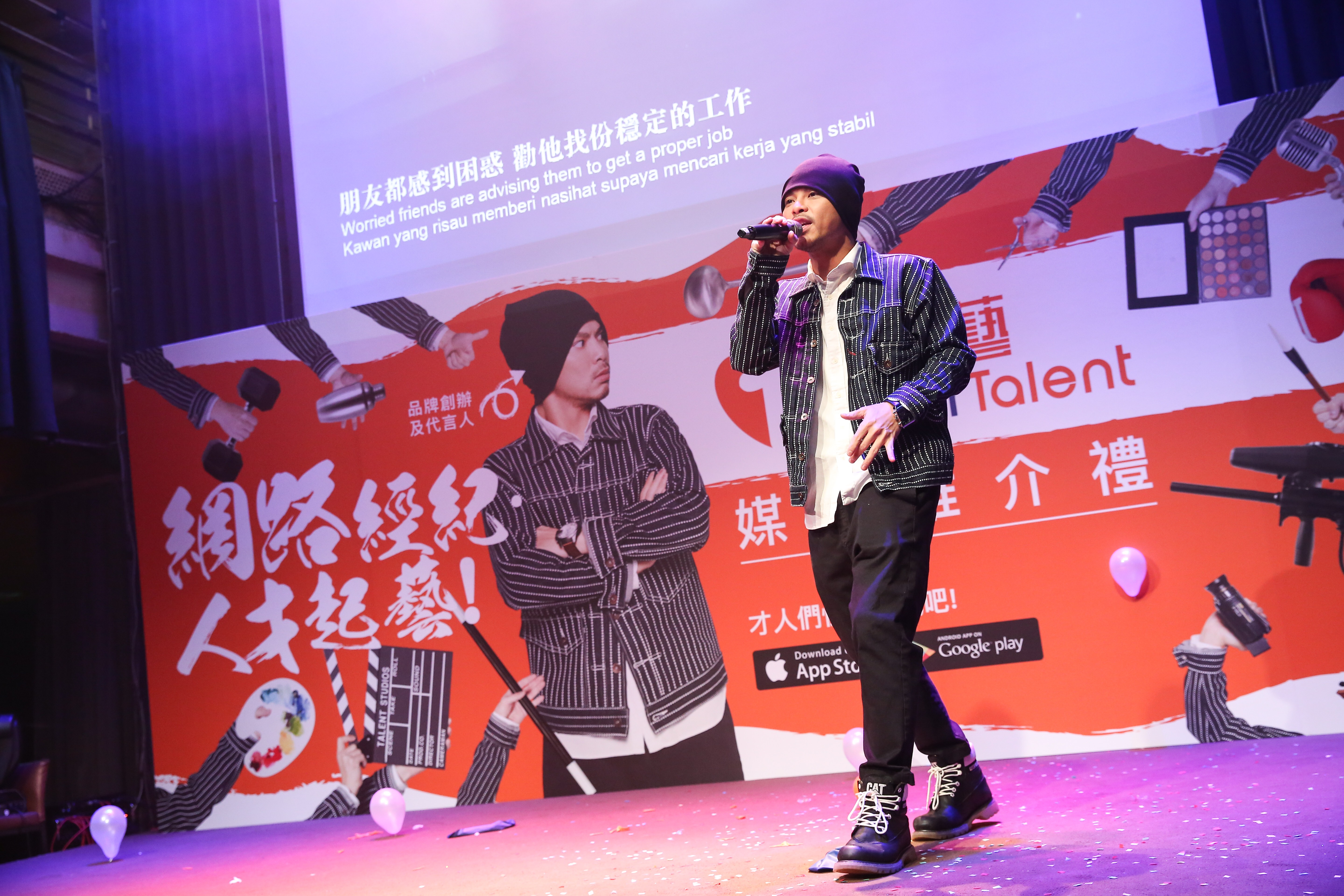 黃明志在記者會上獨自演唱新歌〈不想放開〉。