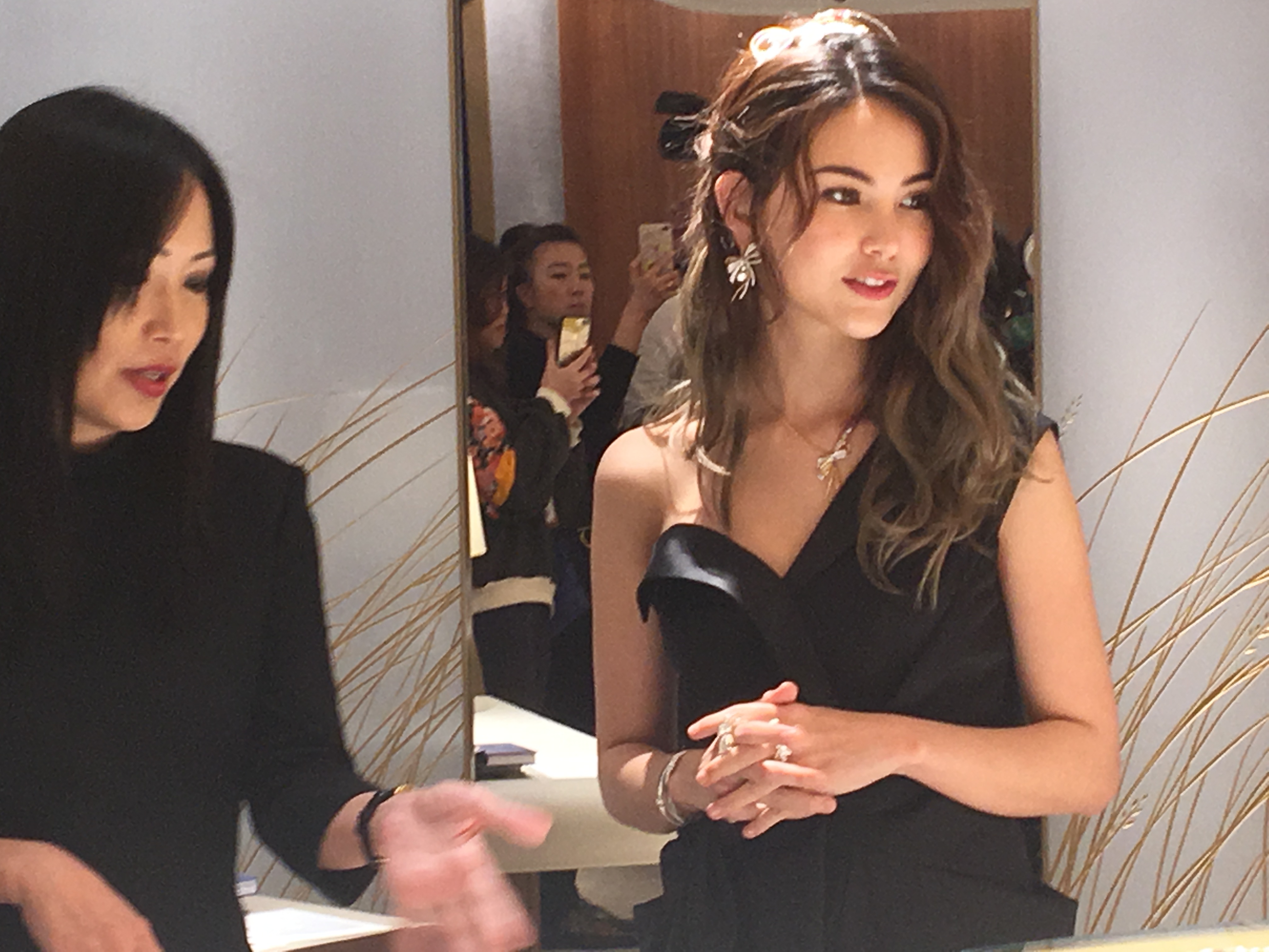 昆凌聆聽品牌故事，也分享自己與CHAUMET的故事。