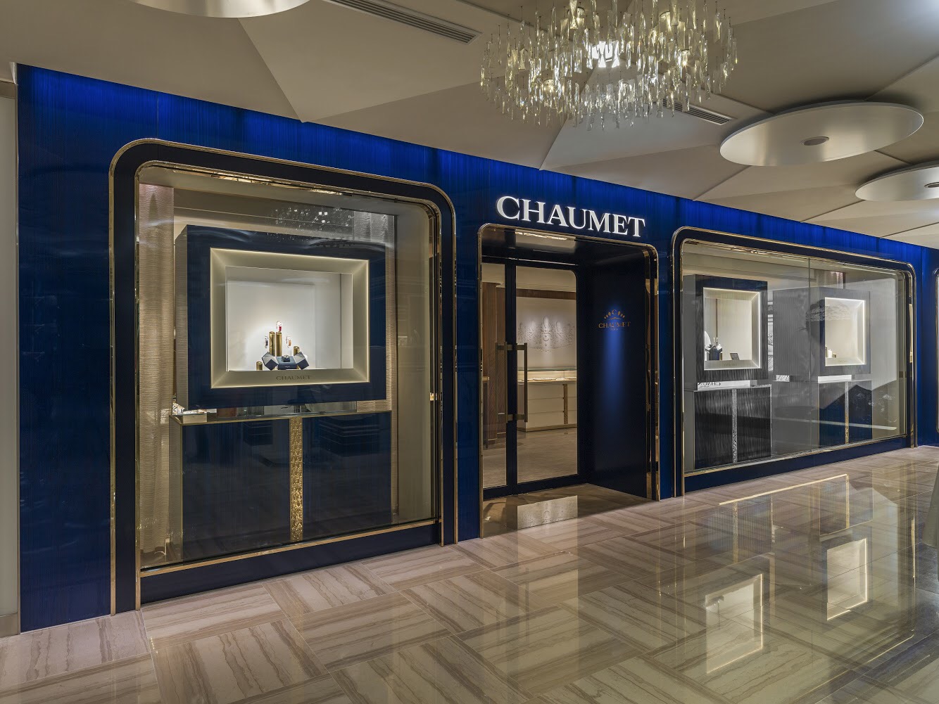 CHAUMET於高雄漢神開南部獨家店，店內裝潢使用皇家藍、稻穗等代表性標誌。（品牌提供）
