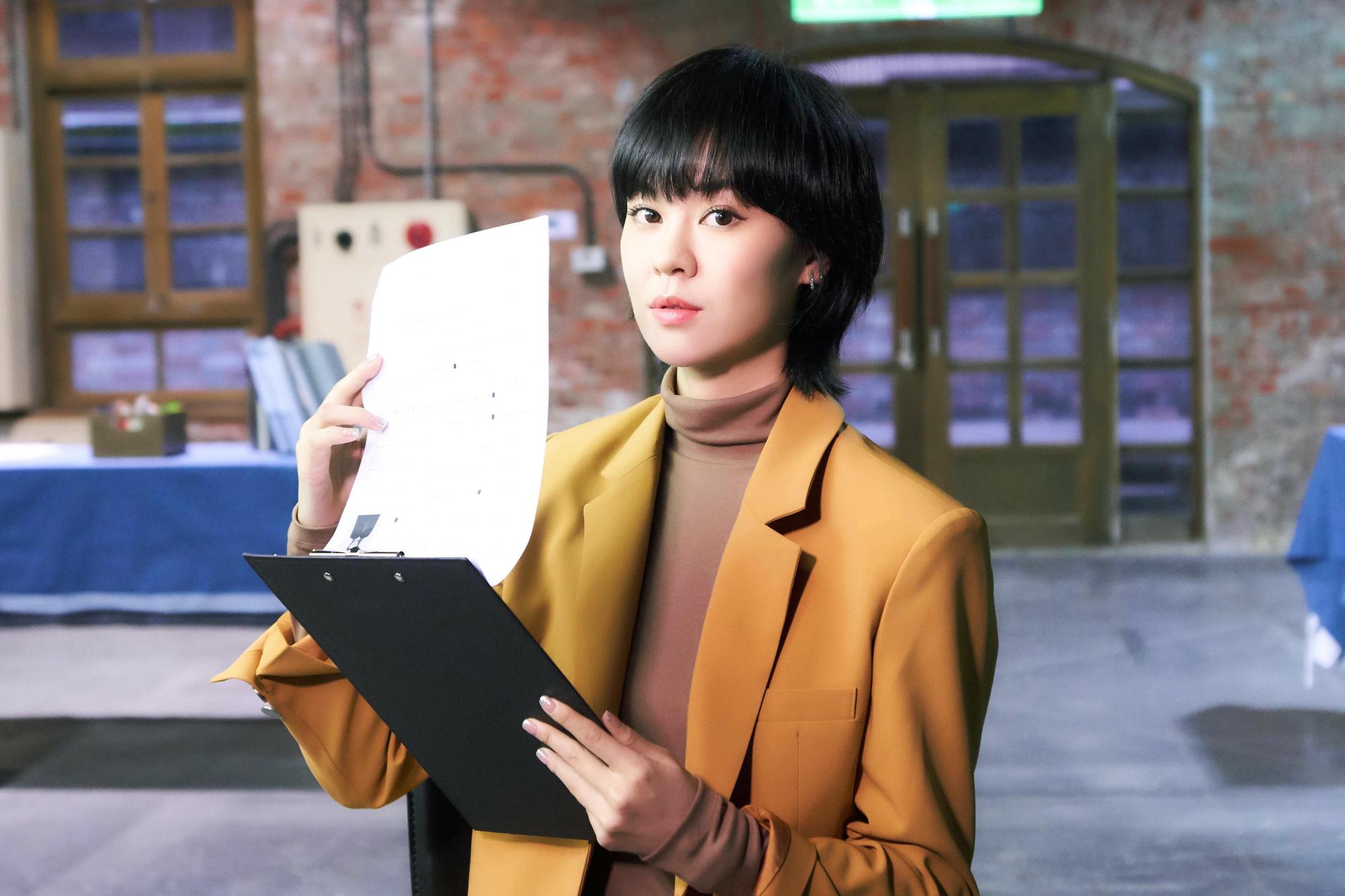 郁可唯推首波單曲〈三十而慄〉，以過來人的身份，傾聽大家的煩惱。（華研國際提供）