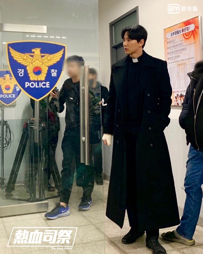 金南佶為了不延誤拍攝,提早出院到片場報到。(愛奇藝台灣站提供)