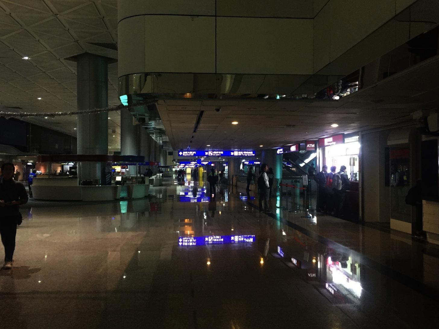 針對停電事件,桃園機場回應表示,初步了解停電是因高壓迴路跳脫,一、二航廈都已啟用備用電源。(翻攝自Ptt)