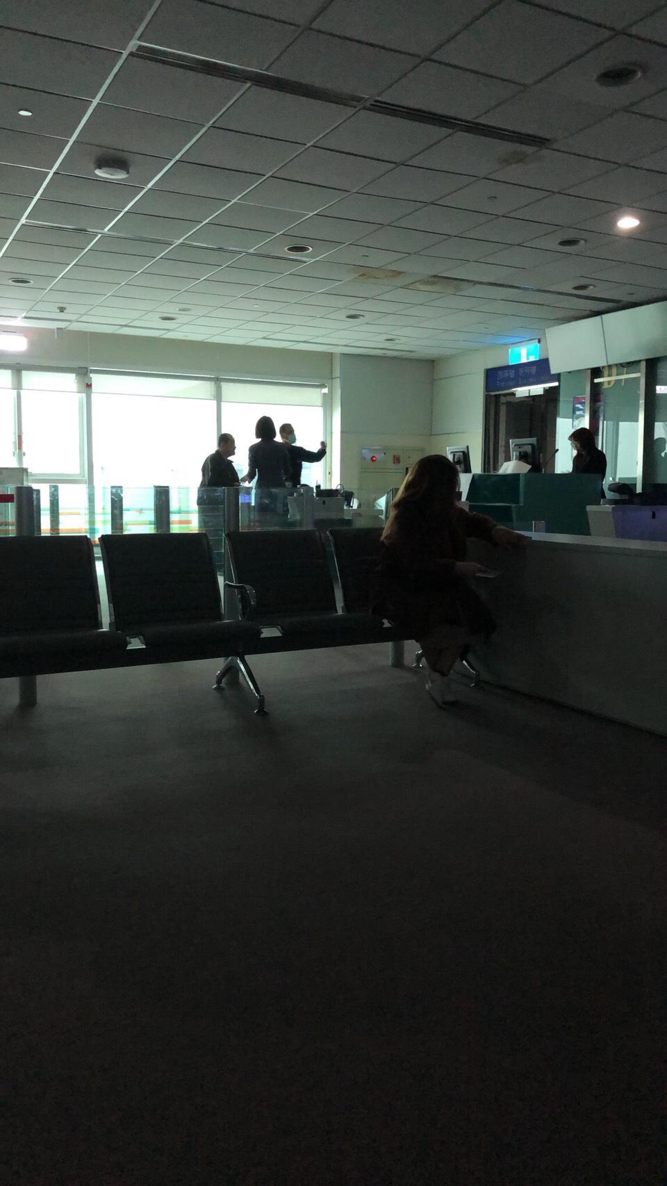 桃機一、二航廈無預警停電,只剩幾盞備用燈亮著。(翻攝自Ptt)