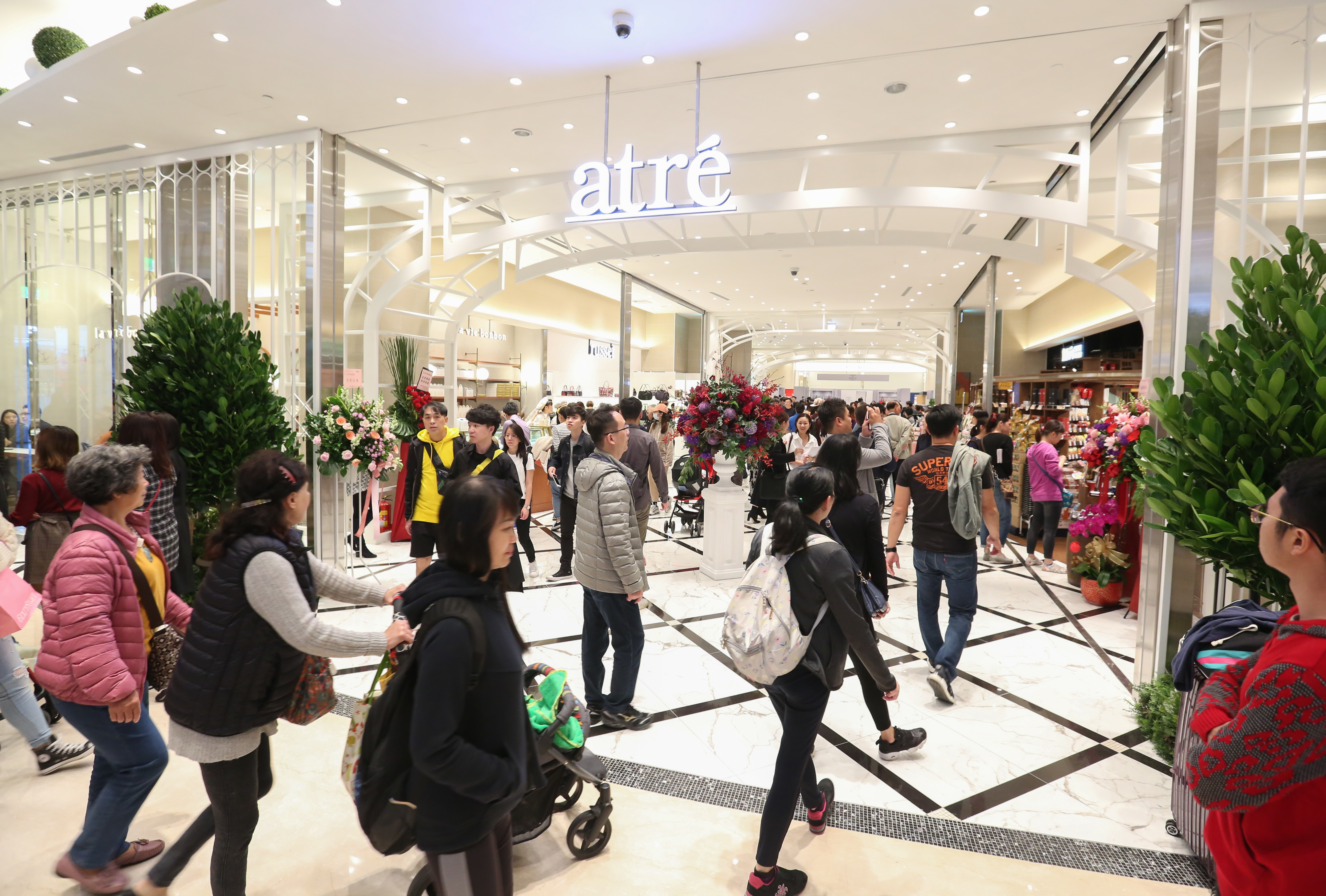 廖鎮漢全力打造微風南山，百貨開幕以來人潮不斷。