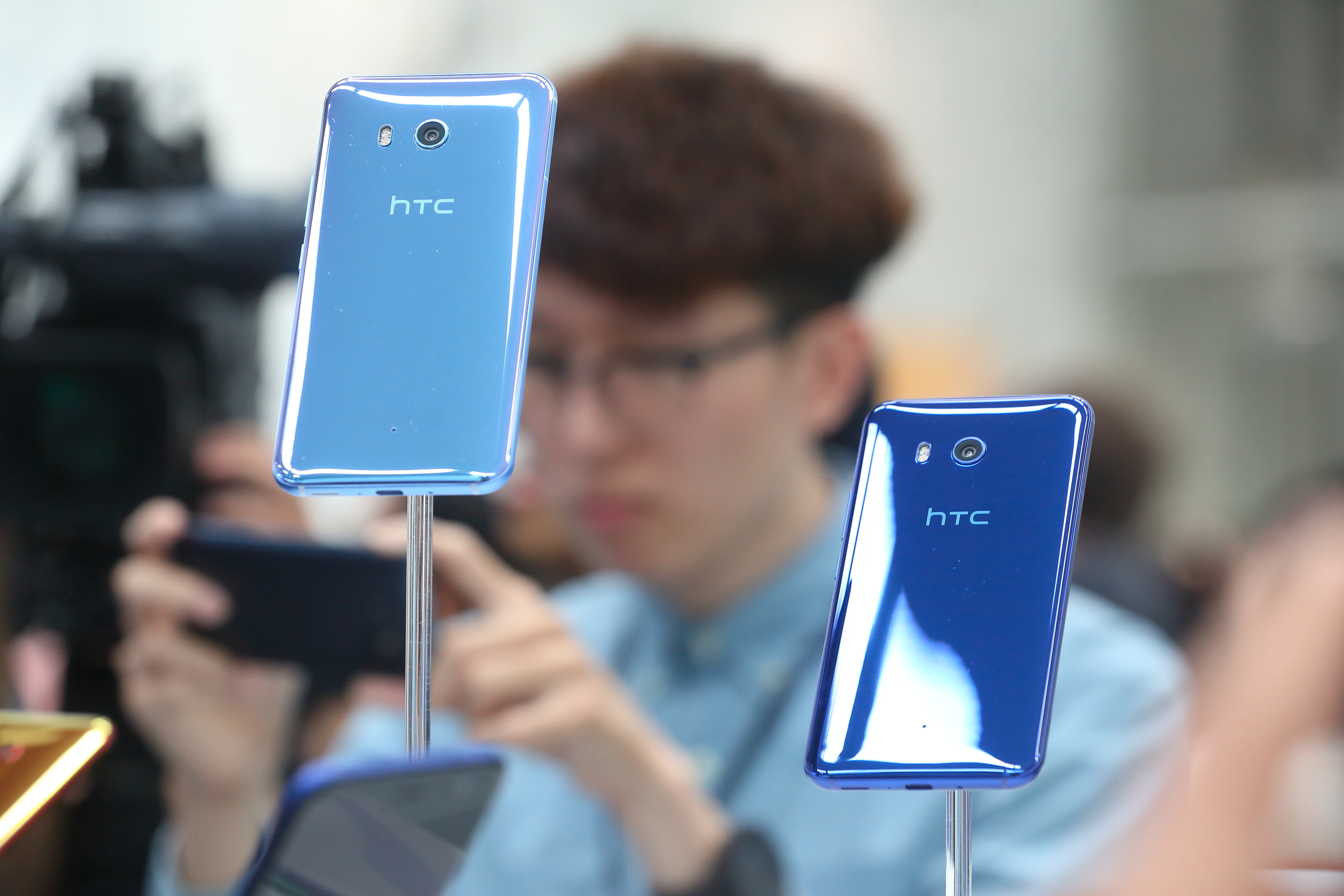 10年前宏達電手機相當熱門，蔡司看好買進，卻慘賠收場。