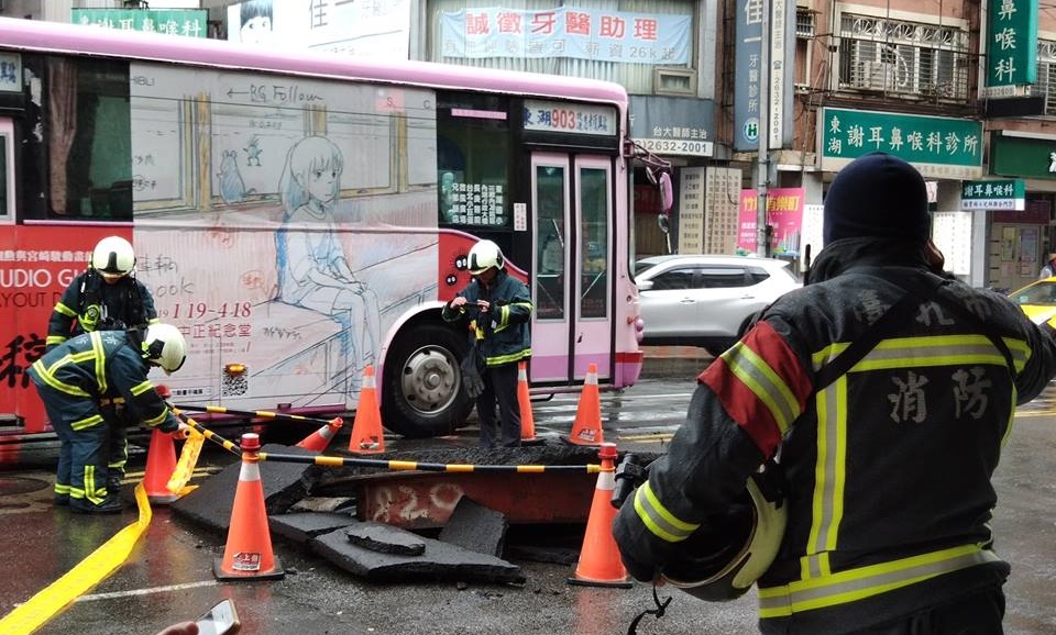今日上班尖峰時段，北市東湖路疑似自來水接管不慎引發壓力氣爆。（翻攝自「我是東湖人」臉書）