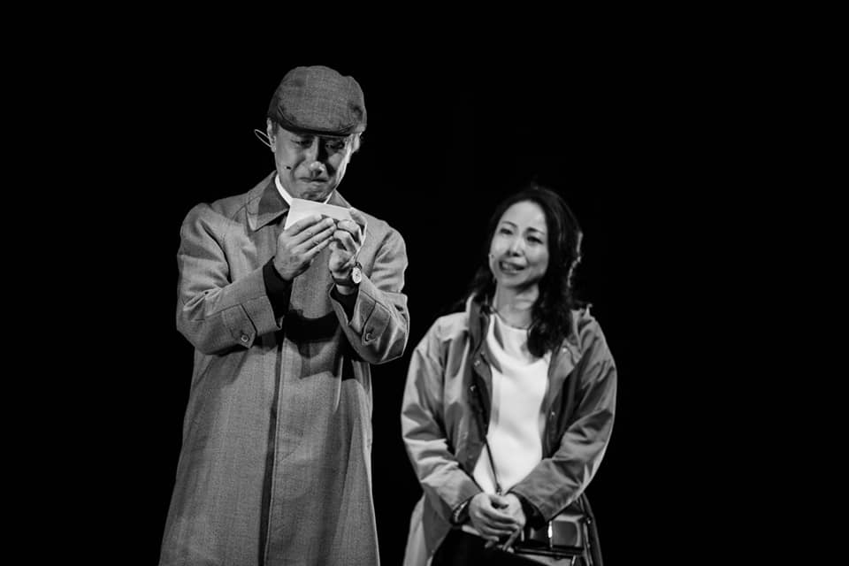 一青妙（右）在《時光の手箱：我的阿爸和卡桑》飾演她自己，真情投入的她多次落淚。（翻攝自時光の手箱 FB）