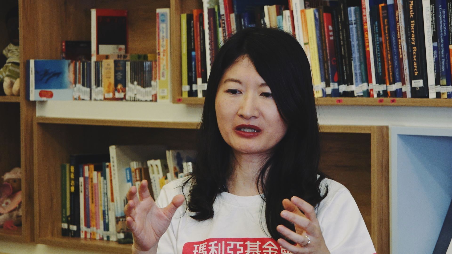 鄭愷雯在英國拿到博士學位，她論文做的是特殊音樂教育、音樂治療和音樂心理學、跨領域的研究。