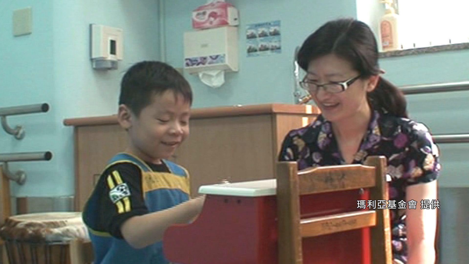 小全在5歲左右開始接受音樂治療，在社交行為上出現了非常大的進步。（瑪利亞基金會提供）