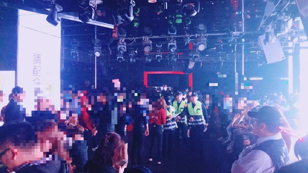 警方臨檢夜店。（警方提供）