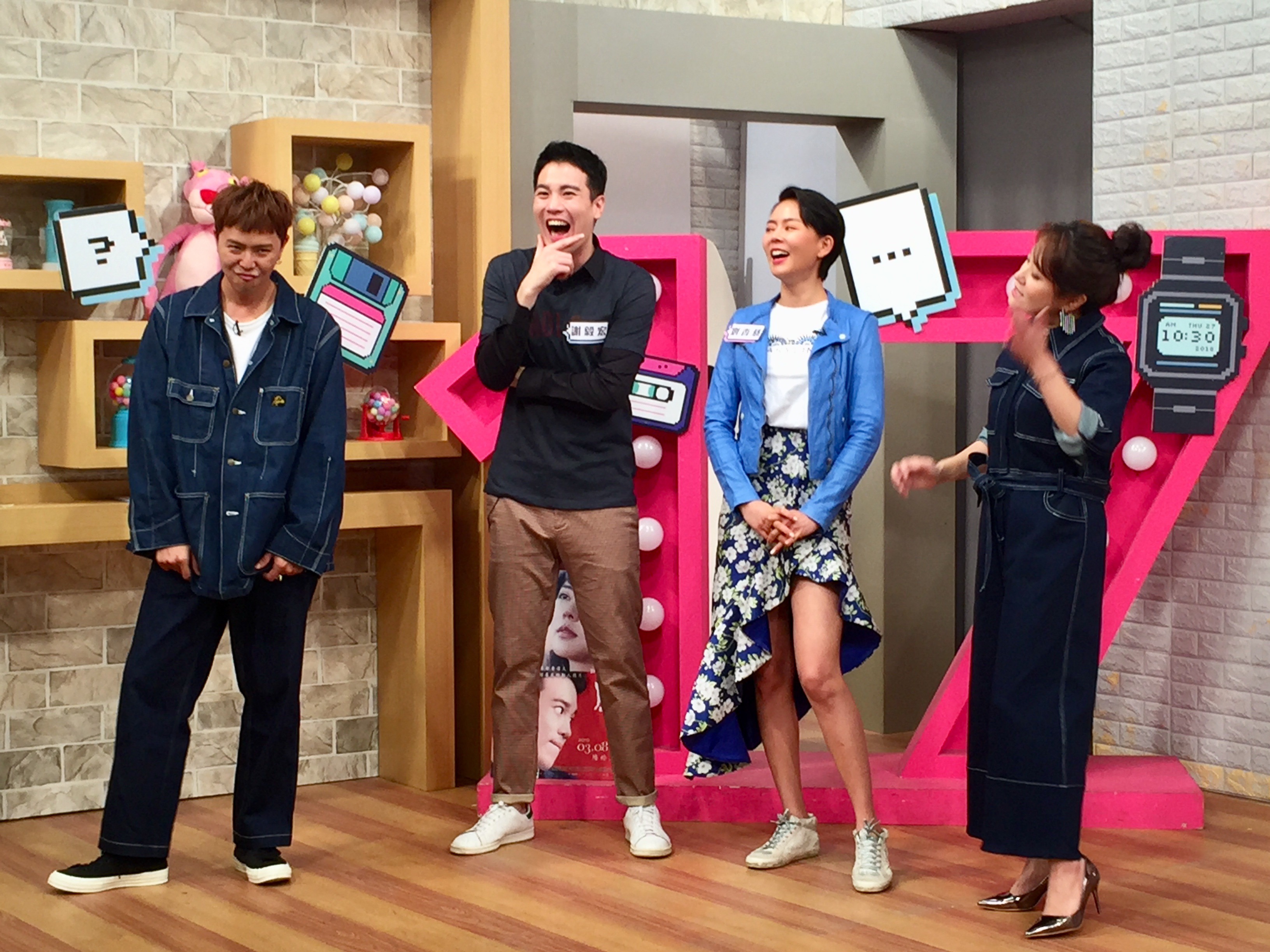 黃鴻升（左）在節目中不斷地被提醒前緋聞女友妞妞的名字，表情看來有點森七七。（趣你的娛樂提供）