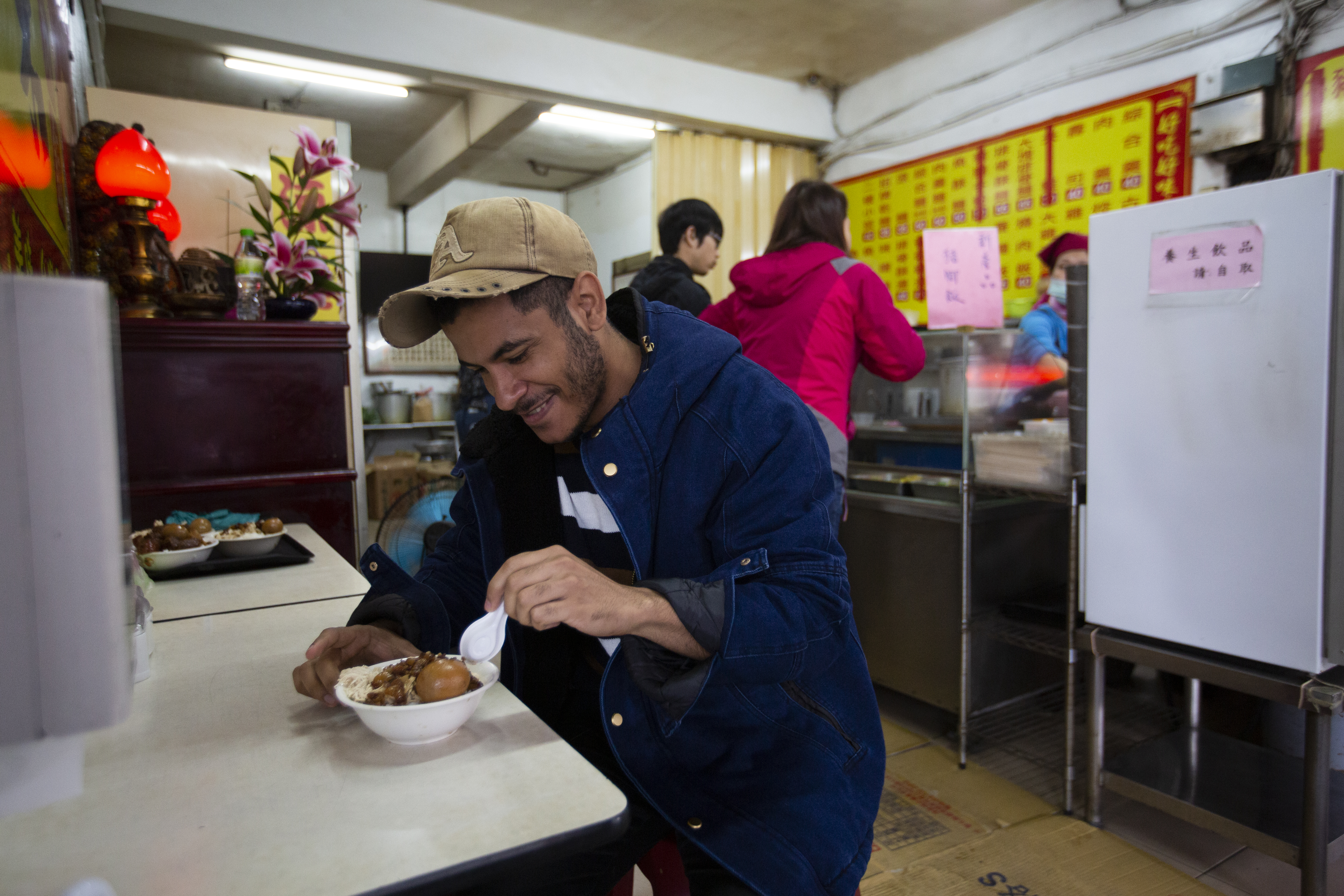 巴西漫畫家盧卡斯來台4年多，最愛台灣的滷肉飯，有段時間幾乎天天吃。