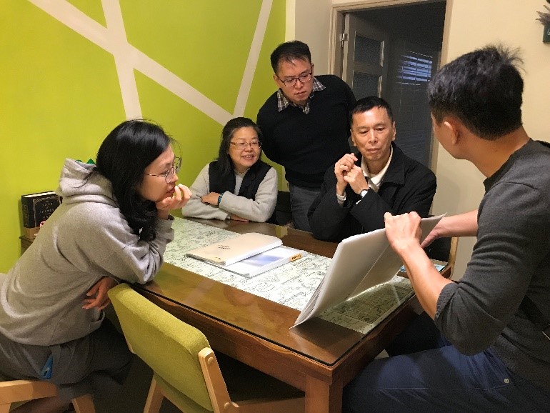 孝順的陳峻穎知道父母親雖然祝福卻還是不免擔心他，於是他以團長自居，趁機帶著父母返回花蓮尋根之旅，放鬆心情。（慈濟骨髓幹細胞中心提供）