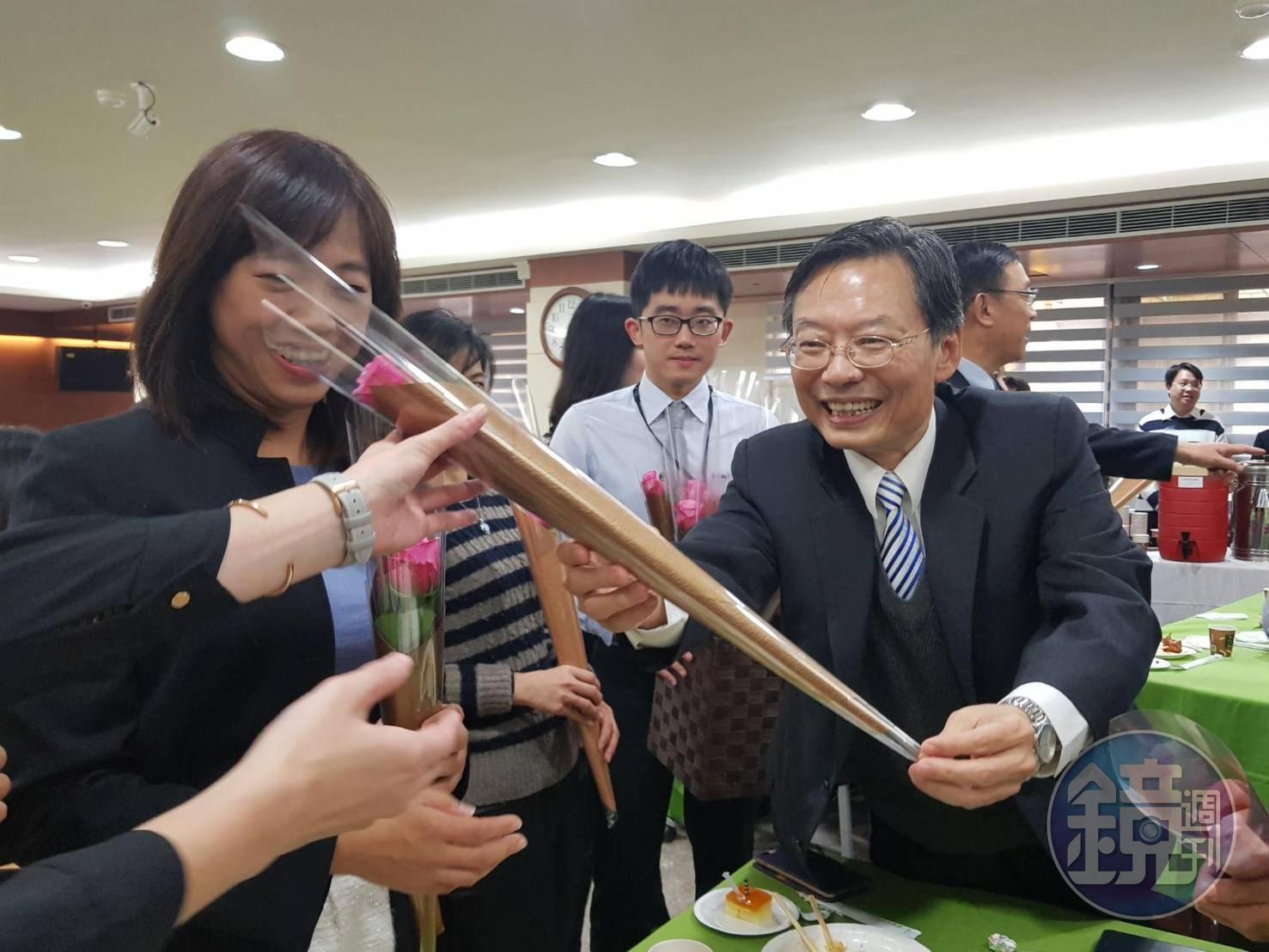 檢察總長江惠民贈送花束給在場女檢察官。