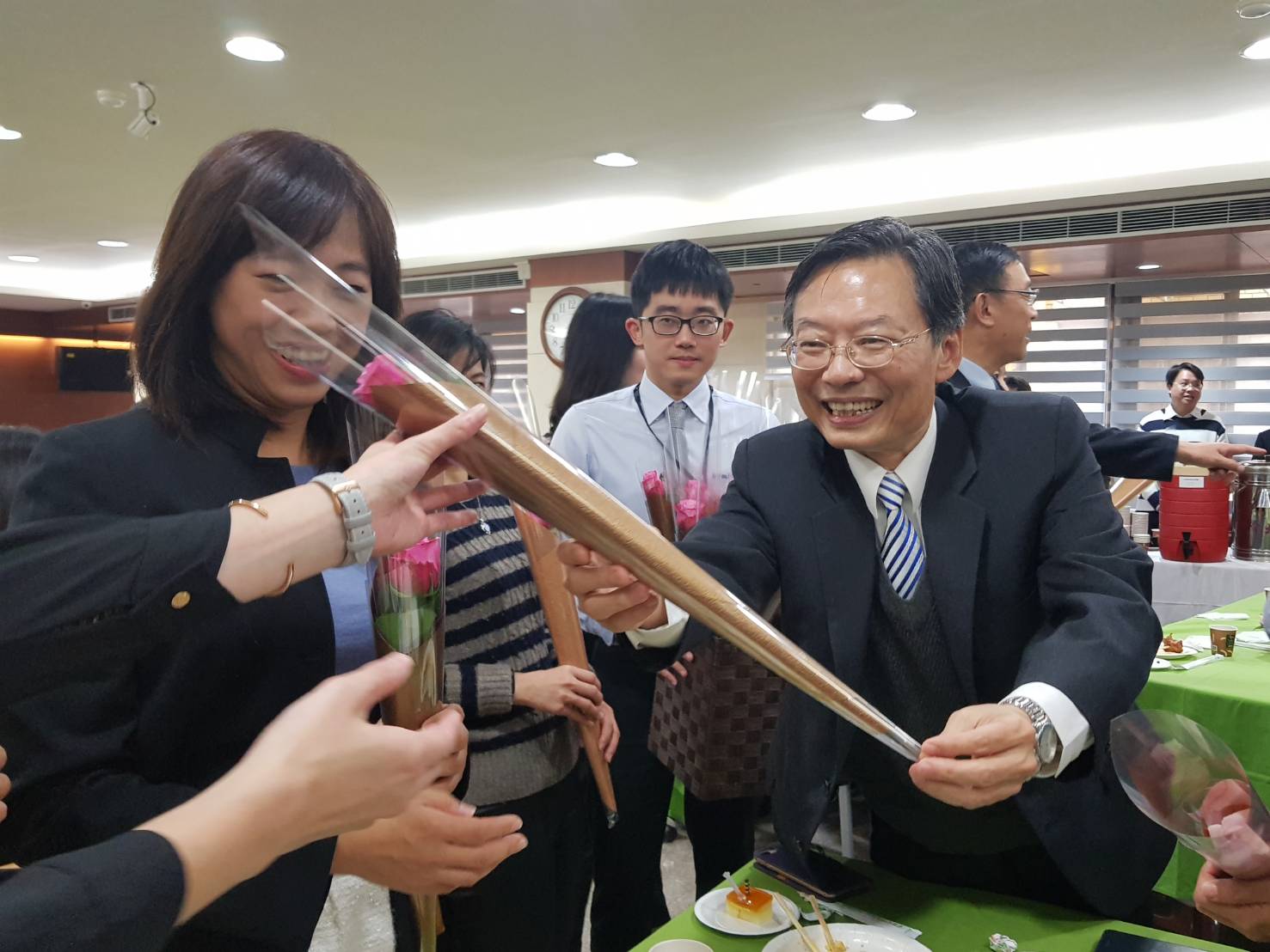 檢察總長江惠民贈送花束給在場女檢察官。