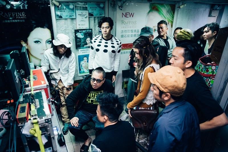 彭浩翔（左二）拍片講效率，每一場戲都會事先想好才開拍。（華映提供）