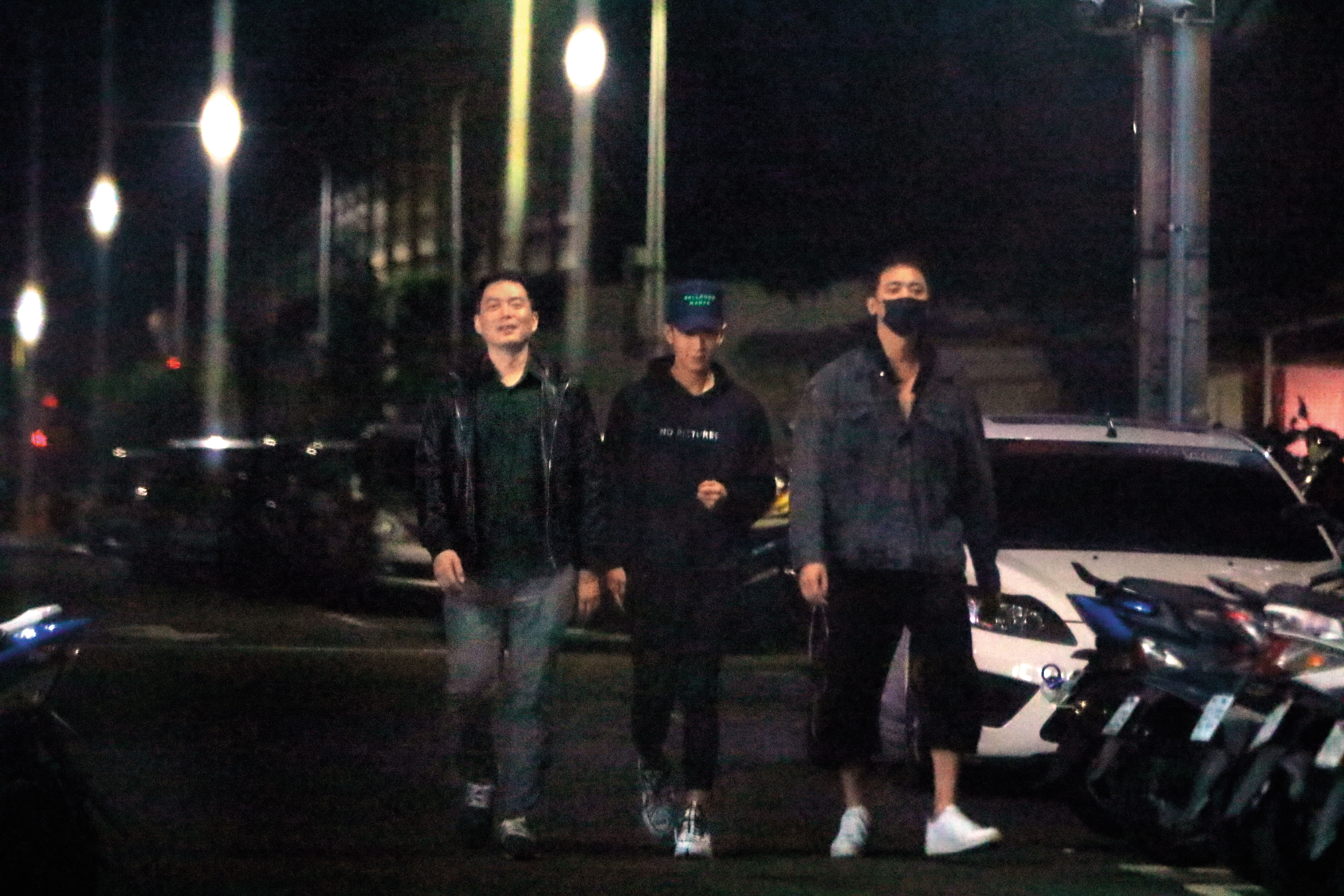 唱K的柯震東（中），對於被捲入勝利的醜聞，特地發聲明傳聞無法回應，並且提及：「…部分媒體揣測將公司藝人與毒品活動連結在一起，並非事實…」