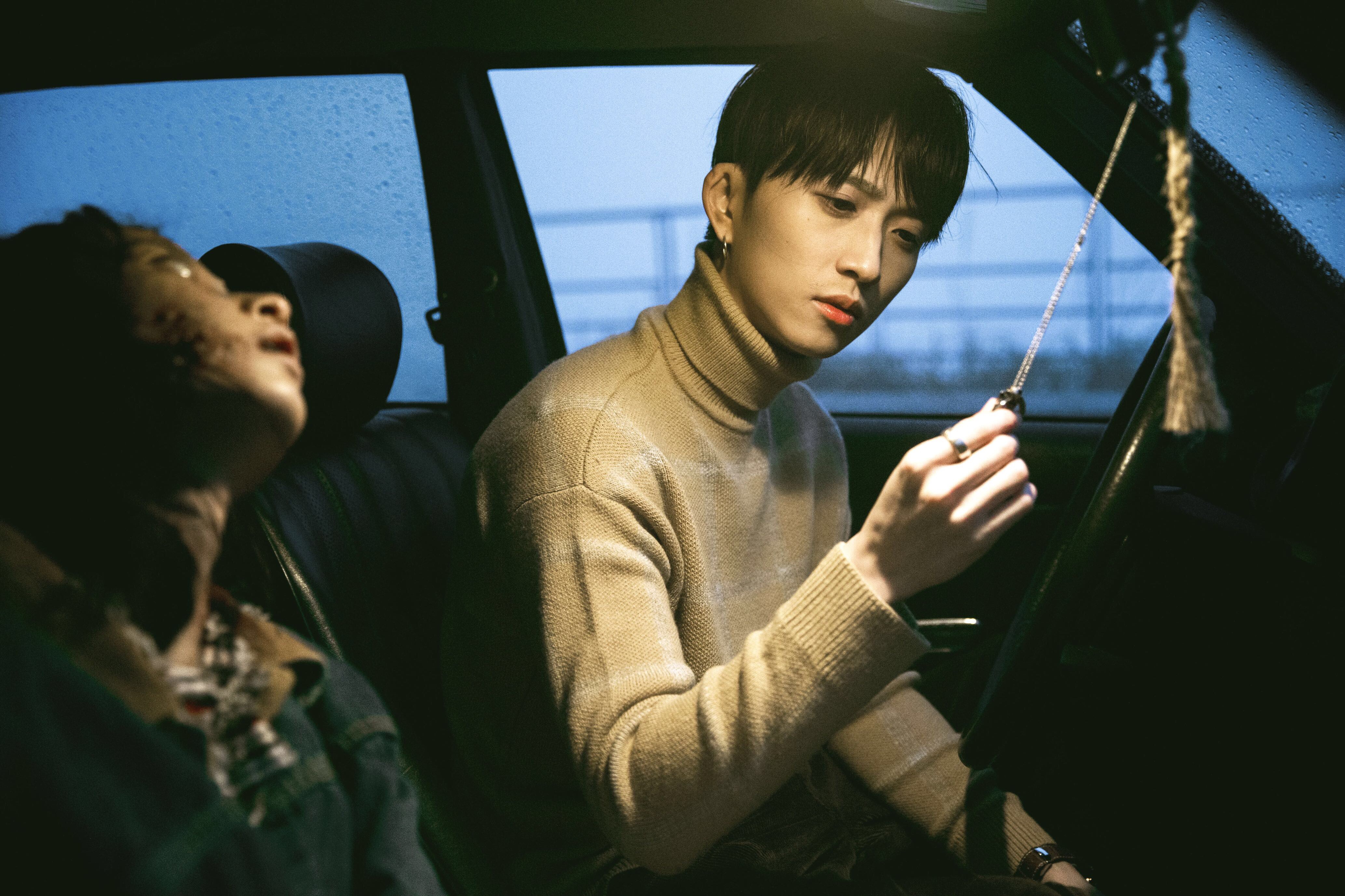 邱鋒澤在MV中盼能與文雨非長相廝守，最終為愛讓她咬下，慘死成喪屍，文雨非直呼邱鋒澤實在太可憐了。（原音兄弟）