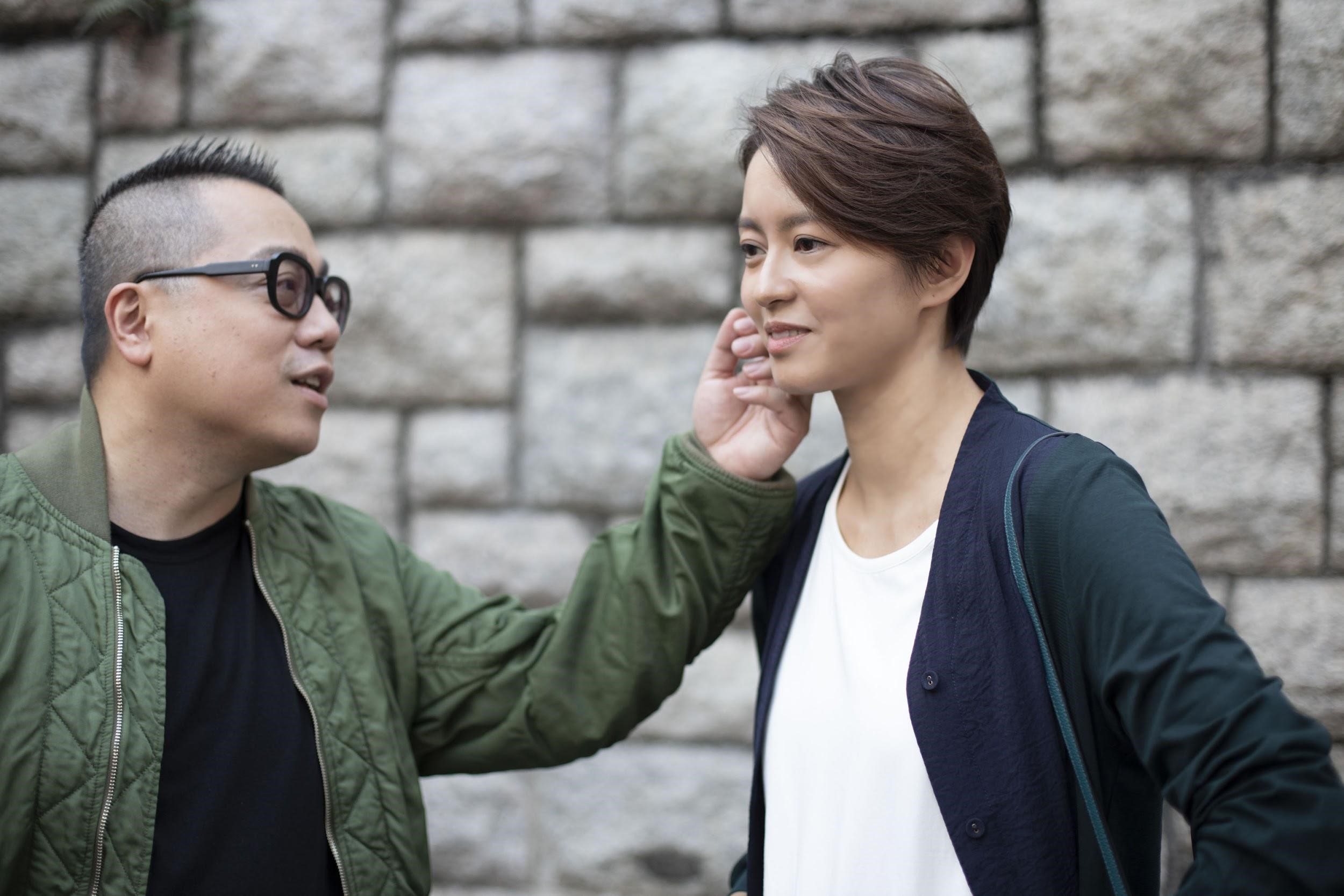 經常進戲院感受觀眾共鳴的彭浩翔（左）在瘋狂喜劇《恭喜八婆》中與梁詠琪飾演一對分手情侶。（華映提供）