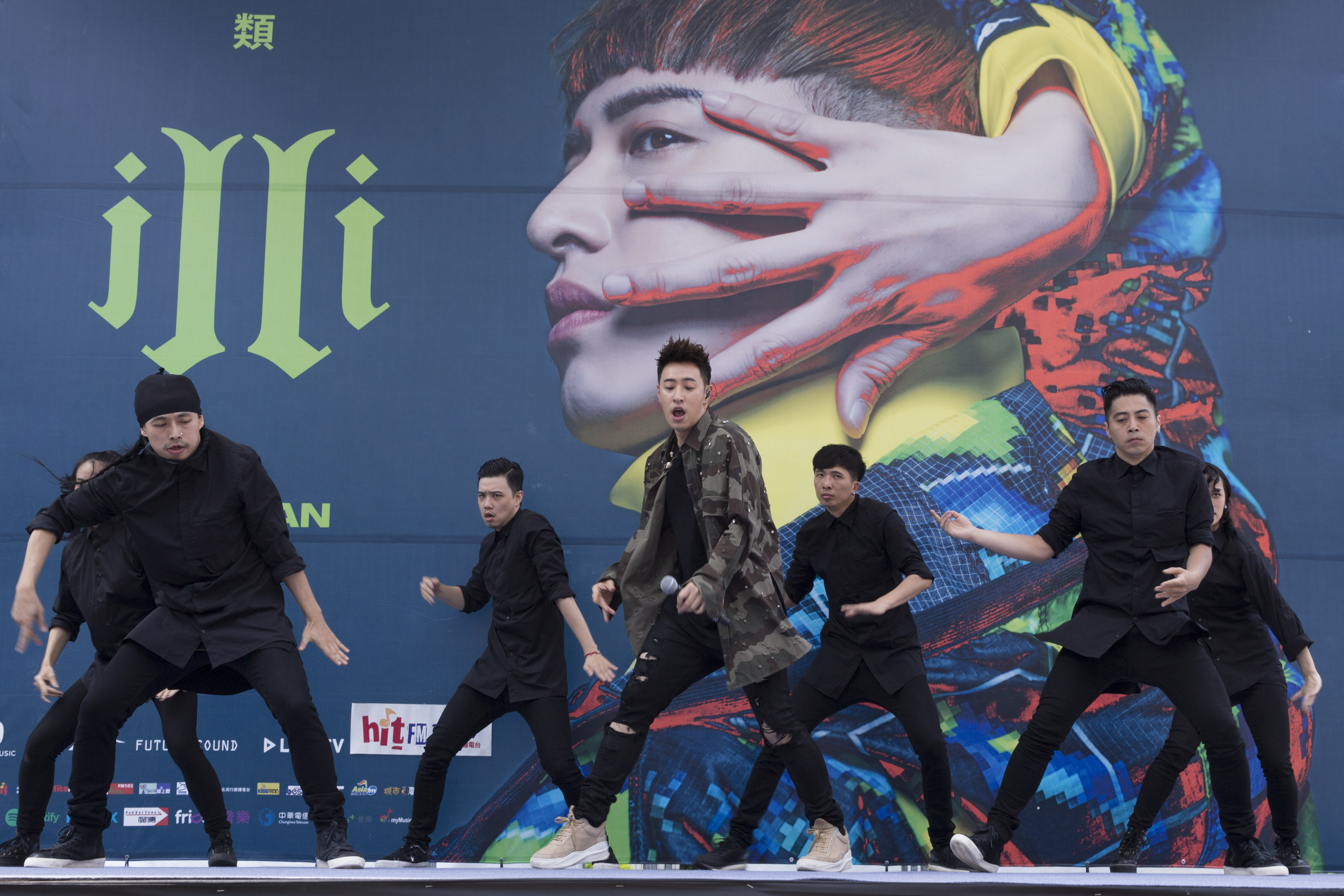 瑋柏的《Alpha創使者》世界巡迴演唱會將於9日在台北小巨蛋登場，嘻哈天王第3度攻蛋，身價不可同日而語。（華納提供）