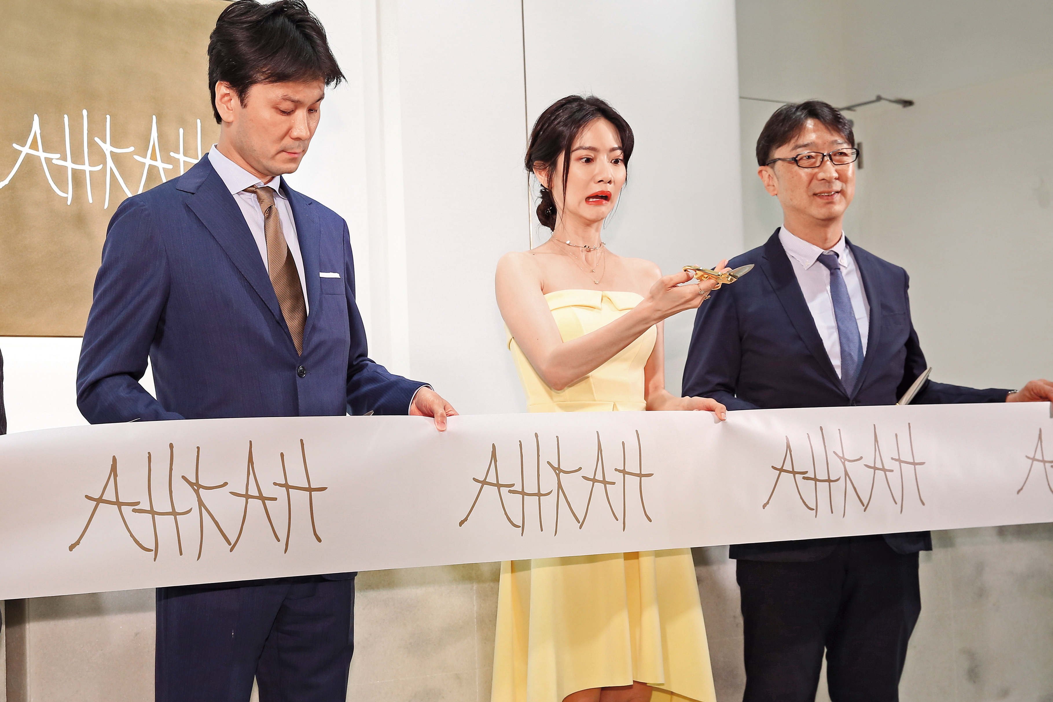 剪綵如此隆重的場合，曾之喬還是不忘搞笑，其實她一直以來都有諧星的潛力。
