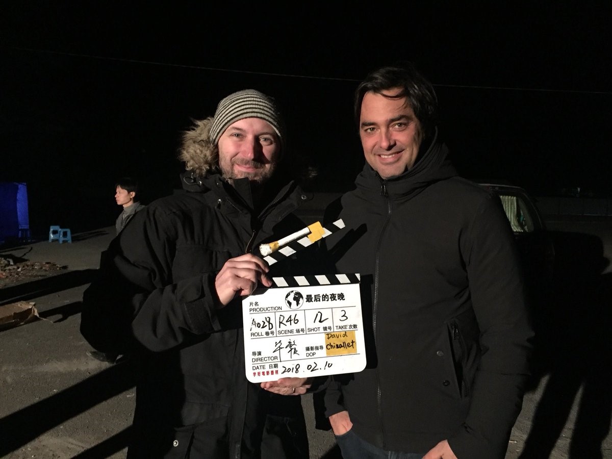 身為《地球最後的夜晚》製片之一，查爾斯吉伯特（右）也常飛到拍攝現場，圖為他與攝影指導大衛齊札雷特合影。（翻攝自twitter.com@charlegillibert）
