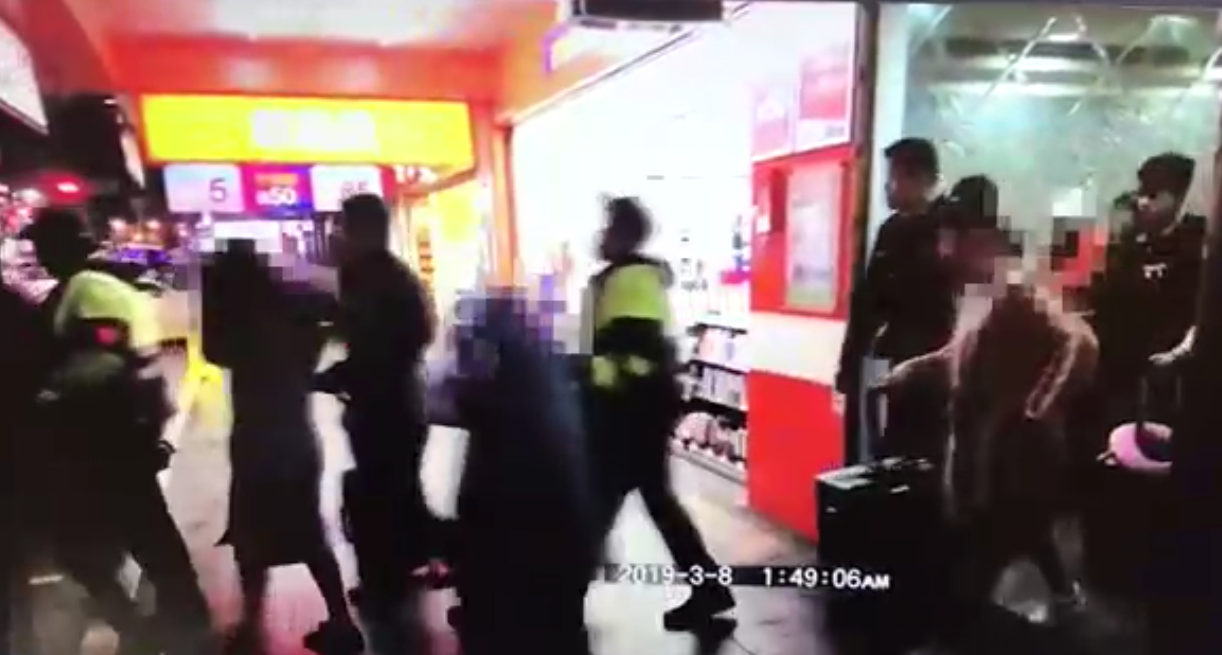 大批警力帶回應召女、嫖客以及負責人。（警方提供）