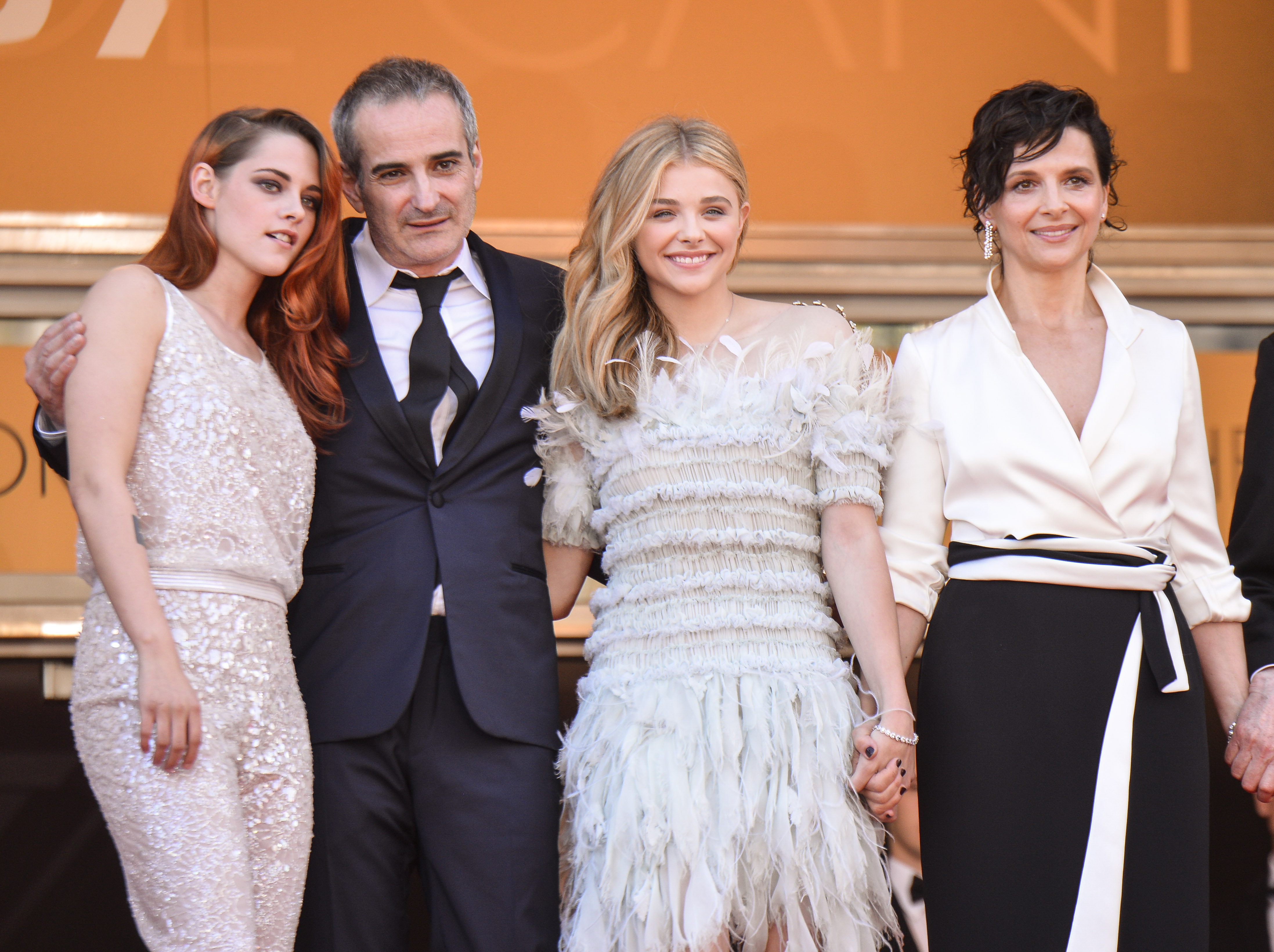 法國導演阿薩亞斯（左二）與《星光雲寂》女星茱麗葉畢諾許（右一）、克蘿伊摩蕾茲（右二）和克莉絲汀史都華（左一）出席坎城影展。（東方IC）