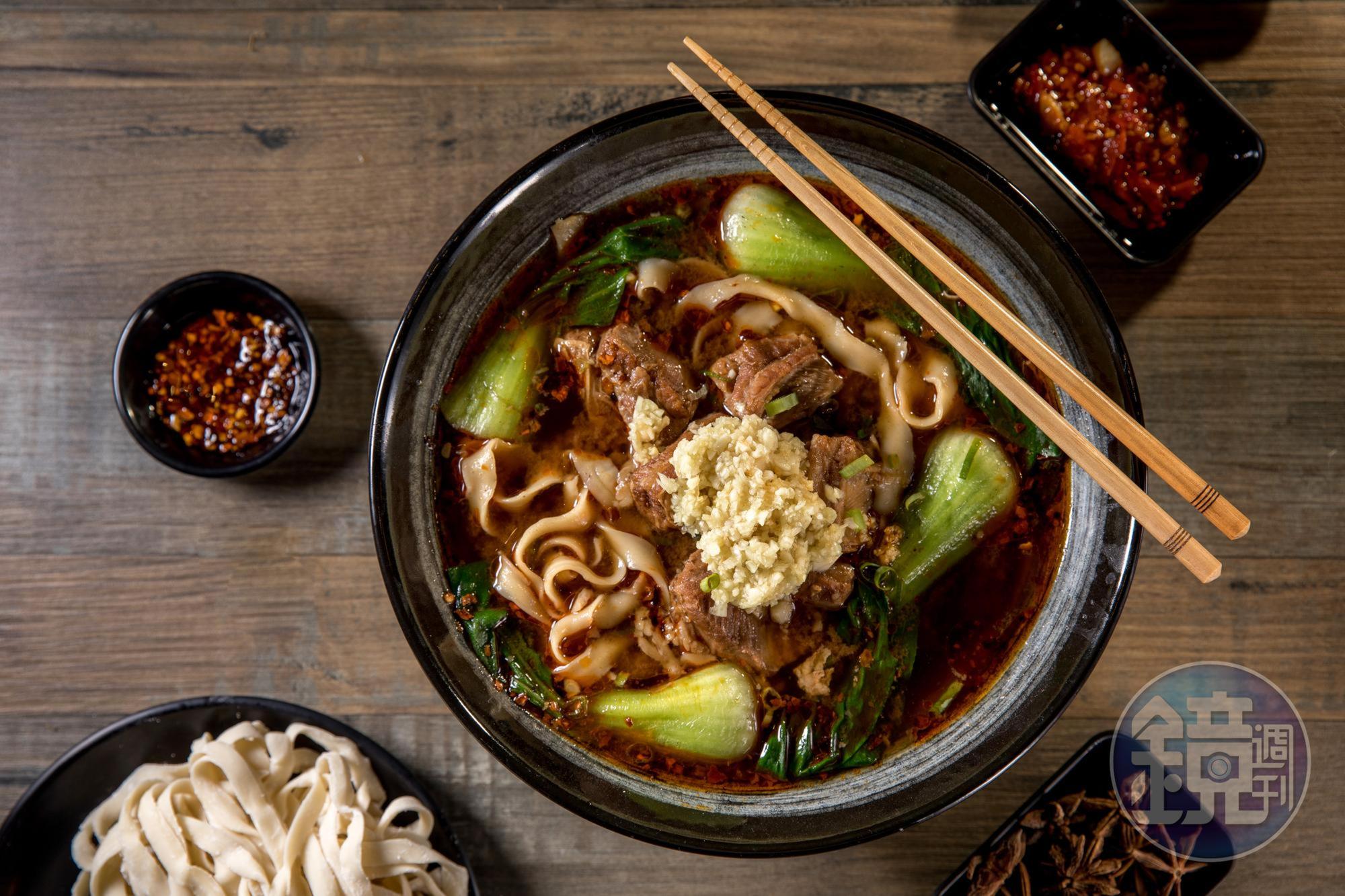 「麻辣蒜味牛肉麵」蒜蓉力道十足,最受中國客人歡迎。(200元/碗)
