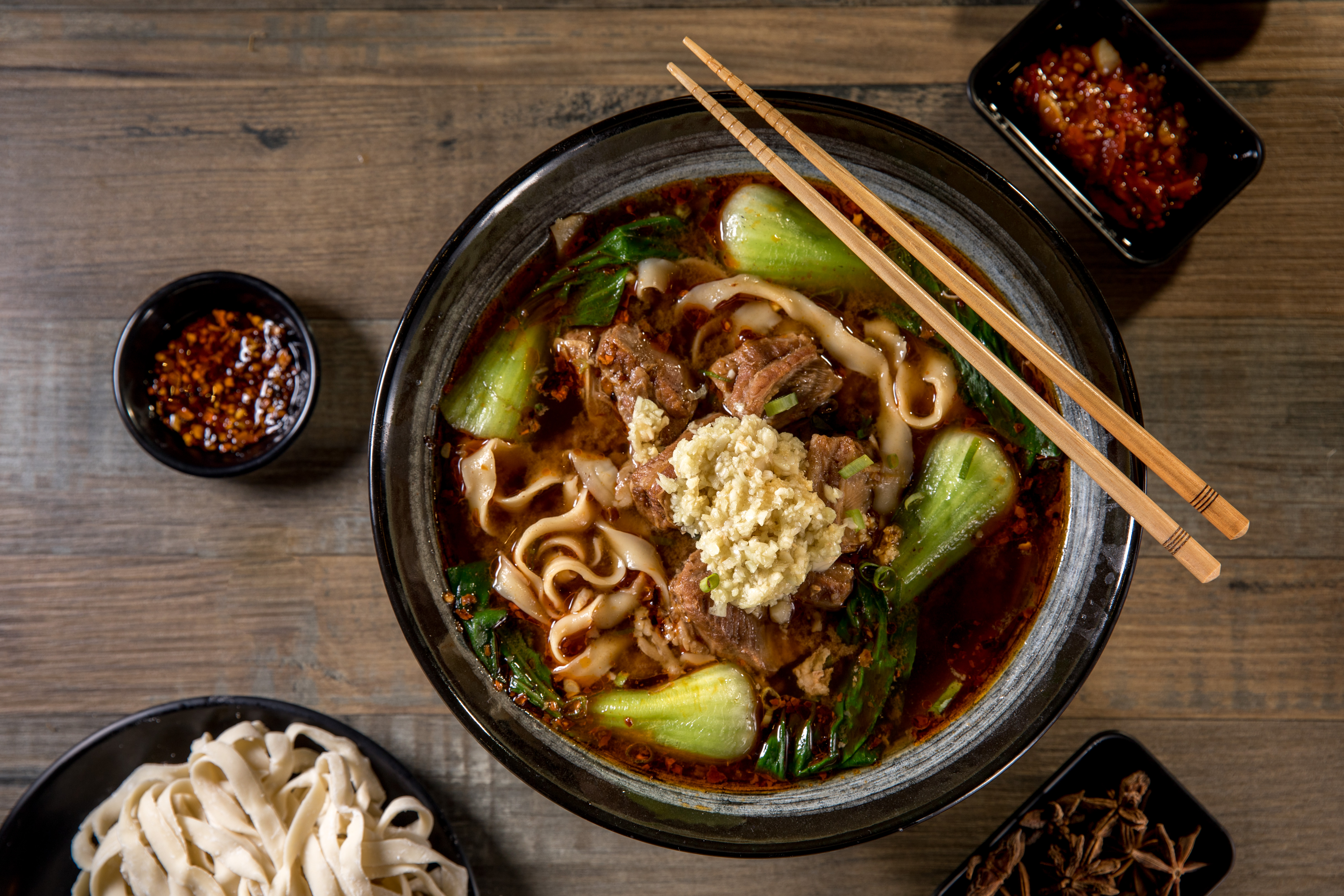 「麻辣蒜味牛肉麵」蒜蓉力道十足，最受中國客人歡迎。（200元／碗）