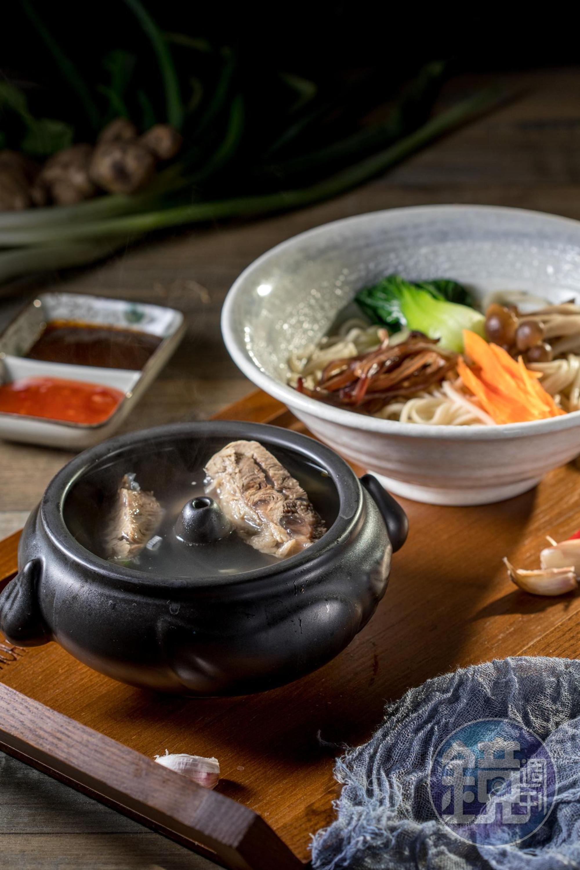 可乾可濕的「汽鍋牛肉麵」把牛筋熬成的膠質原湯加進鍋裡同蒸,膠原蛋白滿滿。(380元/套)